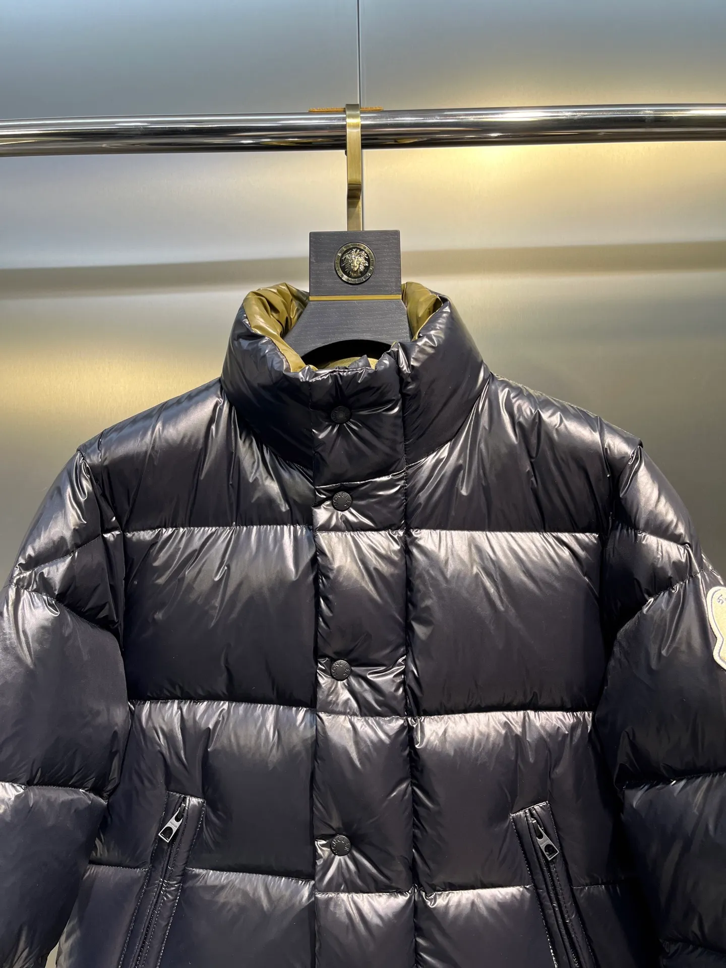 P900 Moncler🌟Moncler's new Tripiti men's short down jacket. The Tripiti down jacket is made of functional shiny nylon fabric, which is comfortable and warm without being heavy. Chenille logo patch highlights the essence of the brand. Style number: Dabiao 1952 Size: 12345 Color: black white