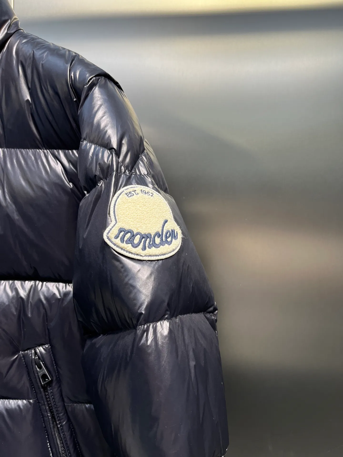 P900 Moncler🌟Moncler's new Tripiti men's short down jacket. The Tripiti down jacket is made of functional shiny nylon fabric, which is comfortable and warm without being heavy. Chenille logo patch highlights the essence of the brand. Style number: Dabiao 1952 Size: 12345 Color: black white