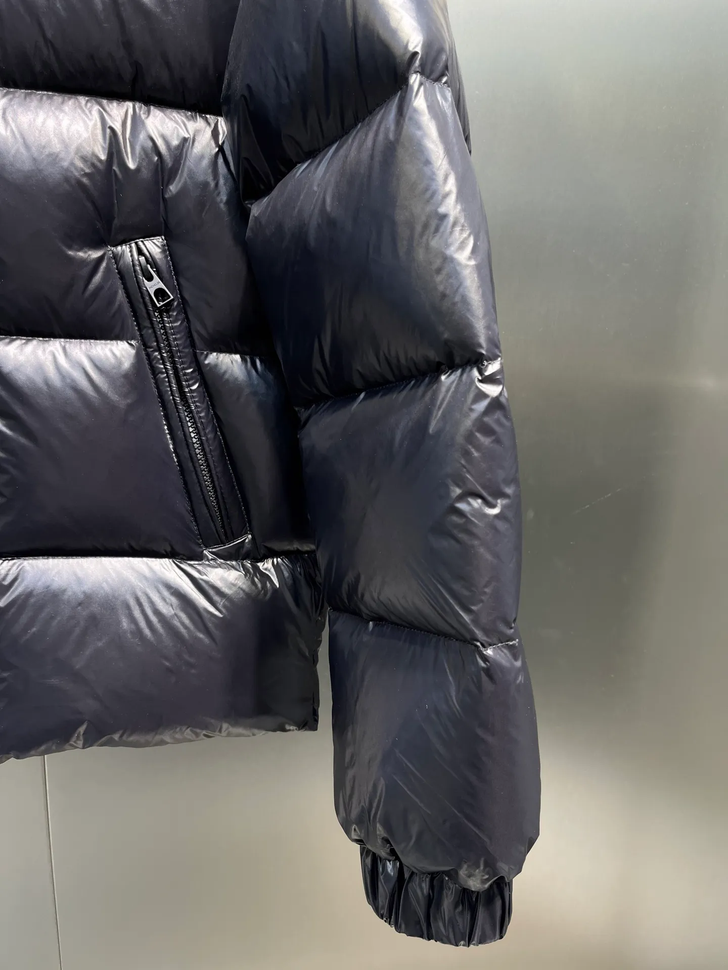 P900 Moncler🌟Moncler's new Tripiti men's short down jacket. The Tripiti down jacket is made of functional shiny nylon fabric, which is comfortable and warm without being heavy. Chenille logo patch highlights the essence of the brand. Style number: Dabiao 1952 Size: 12345 Color: black white