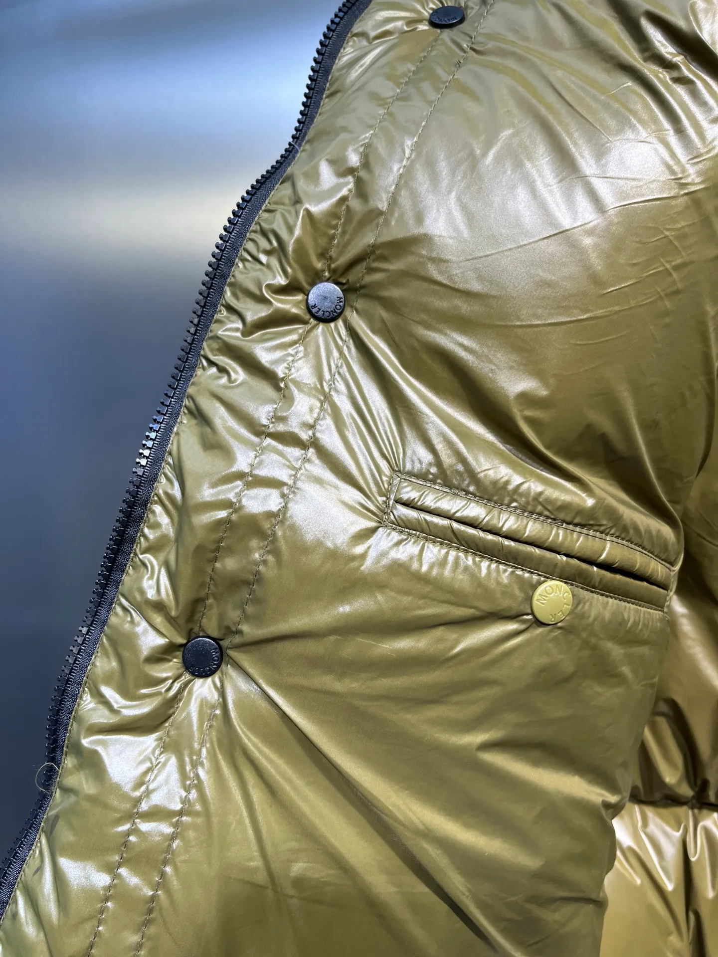 P900 Moncler🌟Moncler's new Tripiti men's short down jacket. The Tripiti down jacket is made of functional shiny nylon fabric, which is comfortable and warm without being heavy. Chenille logo patch highlights the essence of the brand. Style number: Dabiao 1952 Size: 12345 Color: black white