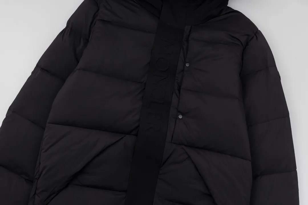 P820 ​​top version of Moncler's black warrior, popular winter down jacket, short down jacket, embossed access control down jacket, bread coat, the official website is out of stock, and the embossed placket clearly distinguishes the currency. The moncle madeira series, everyone calls it the black warrior! The 500g cashmere + Moncler Madeira short down jacket, with matte and sharp colors and tailoring, creates a smart posture. Wearing the main line of the autumn and winter mask series, return to the hustle and bustle of the city. One of the main series of autumn and winter, it is destined to be popular all over the Internet! The high-collar design of bread coats can be worn by both men and women! Mengkou's main series this year is filled with 90% white goose down, which is warm, comfortable and not bulky. The bread coat pattern is formed by large squares. Each square is evenly distributed, firmly locking the down, and warming your body! The interior adopts the new design of the black label main mark, which does not lose its personality and is low-key! The placket highlights the brand and has a certain sense of beauty and layering! The original customized fabric has a high density and a certain color, and the feel is definitely consistent with the original!!! The contrasting color fabric inside is dyed first, and after repeated testing, there will never be a single velvet out! The clean cut makes the upper body not bloated at all! It allows you to spend the cold winter gently! There is no gorgeous decoration or special design, it is just simple. But it will make you feel excited!! Simple and practical outerwear, showing the agility and visual vitality of contemporary trends, while reinterpreting Moncler's iconic classic styles, it promotes a more youthful and uninhibited cool play attitude! Color: black, gray and white