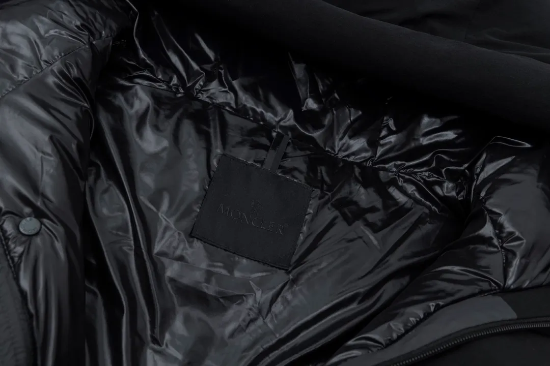 P820 ​​top version of Moncler's black warrior, popular winter down jacket, short down jacket, embossed access control down jacket, bread coat, the official website is out of stock, and the embossed placket clearly distinguishes the currency. The moncle madeira series, everyone calls it the black warrior! The 500g cashmere + Moncler Madeira short down jacket, with matte and sharp colors and tailoring, creates a smart posture. Wearing the main line of the autumn and winter mask series, return to the hustle and bustle of the city. One of the main series of autumn and winter, it is destined to be popular all over the Internet! The high-collar design of bread coats can be worn by both men and women! Mengkou's main series this year is filled with 90% white goose down, which is warm, comfortable and not bulky. The bread coat pattern is formed by large squares. Each square is evenly distributed, firmly locking the down, and warming your body! The interior adopts the new design of the black label main mark, which does not lose its personality and is low-key! The placket highlights the brand and has a certain sense of beauty and layering! The original customized fabric has a high density and a certain color, and the feel is definitely consistent with the original!!! The contrasting color fabric inside is dyed first, and after repeated testing, there will never be a single velvet out! The clean cut makes the upper body not bloated at all! It allows you to spend the cold winter gently! There is no gorgeous decoration or special design, it is just simple. But it will make you feel excited!! Simple and practical outerwear, showing the agility and visual vitality of contemporary trends, while reinterpreting Moncler's iconic classic styles, it promotes a more youthful and uninhibited cool play attitude! Color: black, gray and white