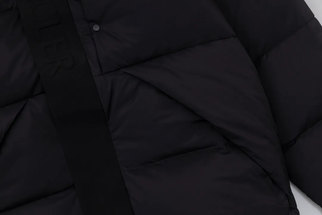 P820 ​​top version of Moncler's black warrior, popular winter down jacket, short down jacket, embossed access control down jacket, bread coat, the official website is out of stock, and the embossed placket clearly distinguishes the currency. The moncle madeira series, everyone calls it the black warrior! The 500g cashmere + Moncler Madeira short down jacket, with matte and sharp colors and tailoring, creates a smart posture. Wearing the main line of the autumn and winter mask series, return to the hustle and bustle of the city. One of the main series of autumn and winter, it is destined to be popular all over the Internet! The high-collar design of bread coats can be worn by both men and women! Mengkou's main series this year is filled with 90% white goose down, which is warm, comfortable and not bulky. The bread coat pattern is formed by large squares. Each square is evenly distributed, firmly locking the down, and warming your body! The interior adopts the new design of the black label main mark, which does not lose its personality and is low-key! The placket highlights the brand and has a certain sense of beauty and layering! The original customized fabric has a high density and a certain color, and the feel is definitely consistent with the original!!! The contrasting color fabric inside is dyed first, and after repeated testing, there will never be a single velvet out! The clean cut makes the upper body not bloated at all! It allows you to spend the cold winter gently! There is no gorgeous decoration or special design, it is just simple. But it will make you feel excited!! Simple and practical outerwear, showing the agility and visual vitality of contemporary trends, while reinterpreting Moncler's iconic classic styles, it promotes a more youthful and uninhibited cool play attitude! Color: black, gray and white