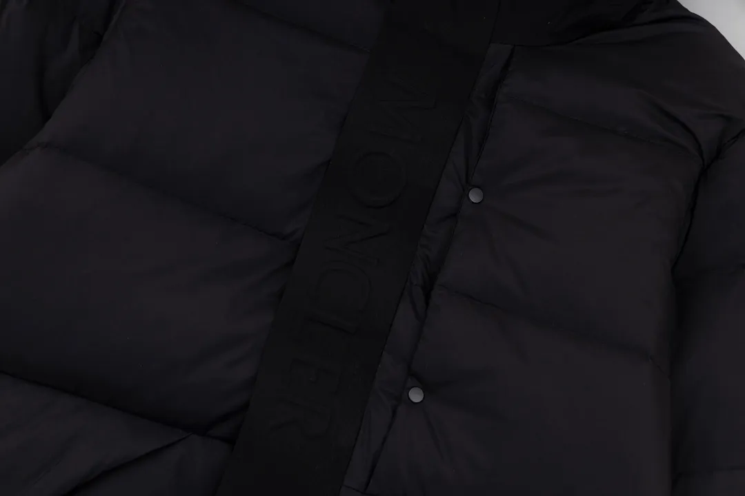 P820 ​​top version of Moncler's black warrior, popular winter down jacket, short down jacket, embossed access control down jacket, bread coat, the official website is out of stock, and the embossed placket clearly distinguishes the currency. The moncle madeira series, everyone calls it the black warrior! The 500g cashmere + Moncler Madeira short down jacket, with matte and sharp colors and tailoring, creates a smart posture. Wearing the main line of the autumn and winter mask series, return to the hustle and bustle of the city. One of the main series of autumn and winter, it is destined to be popular all over the Internet! The high-collar design of bread coats can be worn by both men and women! Mengkou's main series this year is filled with 90% white goose down, which is warm, comfortable and not bulky. The bread coat pattern is formed by large squares. Each square is evenly distributed, firmly locking the down, and warming your body! The interior adopts the new design of the black label main mark, which does not lose its personality and is low-key! The placket highlights the brand and has a certain sense of beauty and layering! The original customized fabric has a high density and a certain color, and the feel is definitely consistent with the original!!! The contrasting color fabric inside is dyed first, and after repeated testing, there will never be a single velvet out! The clean cut makes the upper body not bloated at all! It allows you to spend the cold winter gently! There is no gorgeous decoration or special design, it is just simple. But it will make you feel excited!! Simple and practical outerwear, showing the agility and visual vitality of contemporary trends, while reinterpreting Moncler's iconic classic styles, it promotes a more youthful and uninhibited cool play attitude! Color: black, gray and white