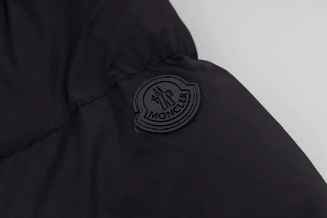 P820 ​​top version of Moncler's black warrior, popular winter down jacket, short down jacket, embossed access control down jacket, bread coat, the official website is out of stock, and the embossed placket clearly distinguishes the currency. The moncle madeira series, everyone calls it the black warrior! The 500g cashmere + Moncler Madeira short down jacket, with matte and sharp colors and tailoring, creates a smart posture. Wearing the main line of the autumn and winter mask series, return to the hustle and bustle of the city. One of the main series of autumn and winter, it is destined to be popular all over the Internet! The high-collar design of bread coats can be worn by both men and women! Mengkou's main series this year is filled with 90% white goose down, which is warm, comfortable and not bulky. The bread coat pattern is formed by large squares. Each square is evenly distributed, firmly locking the down, and warming your body! The interior adopts the new design of the black label main mark, which does not lose its personality and is low-key! The placket highlights the brand and has a certain sense of beauty and layering! The original customized fabric has a high density and a certain color, and the feel is definitely consistent with the original!!! The contrasting color fabric inside is dyed first, and after repeated testing, there will never be a single velvet out! The clean cut makes the upper body not bloated at all! It allows you to spend the cold winter gently! There is no gorgeous decoration or special design, it is just simple. But it will make you feel excited!! Simple and practical outerwear, showing the agility and visual vitality of contemporary trends, while reinterpreting Moncler's iconic classic styles, it promotes a more youthful and uninhibited cool play attitude! Color: black, gray and white
