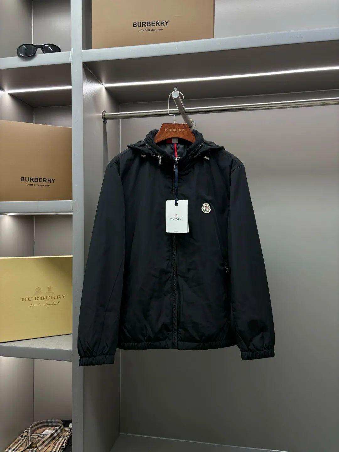 P640 Moncler New style thin cotton jacket with letters Original fabric Original accessories Official same style Made of imported polyester fabric, custom-made dyed in the same vat. Very comfortable and smooth to the touch Very wide and stylish. Will not deform after long-term wear. Produced by a first-line brand factory. The label is full and textured. The latest style for autumn and winter. Fashionable and personalized. Super versatile and good-looking. Very suitable for both men and women. A must-have for everyone. Color: Black Royal Blue Size: M-3XL