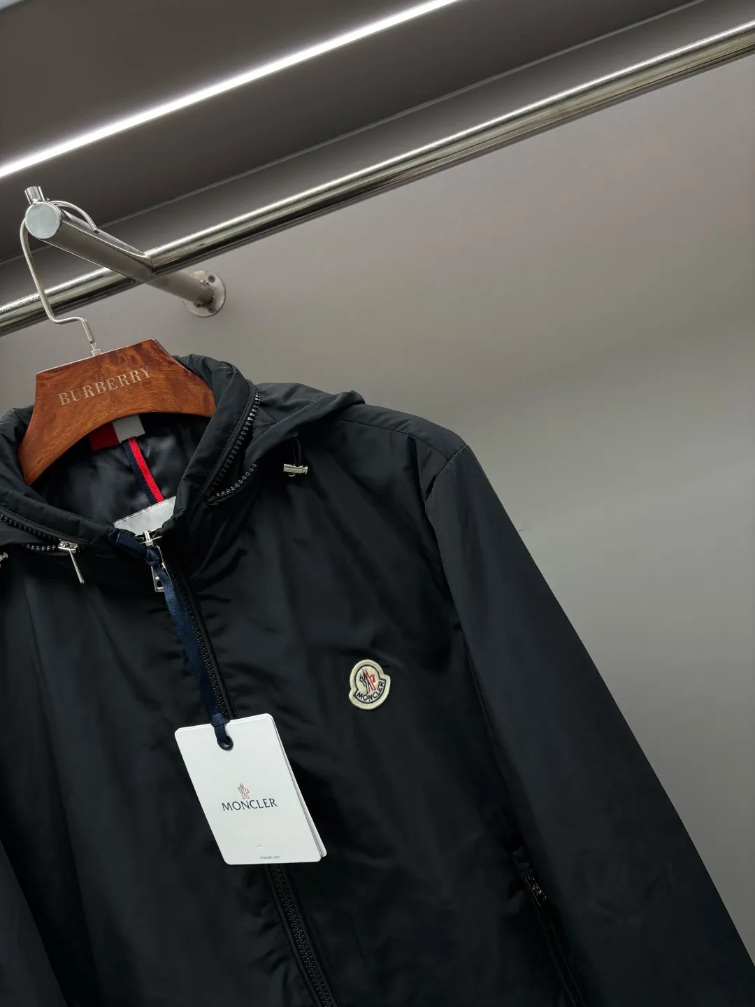 P640 Moncler New style thin cotton jacket with letters Original fabric Original accessories Official same style Made of imported polyester fabric, custom-made dyed in the same vat. Very comfortable and smooth to the touch Very wide and stylish. Will not deform after long-term wear. Produced by a first-line brand factory. The label is full and textured. The latest style for autumn and winter. Fashionable and personalized. Super versatile and good-looking. Very suitable for both men and women. A must-have for everyone. Color: Black Royal Blue Size: M-3XL