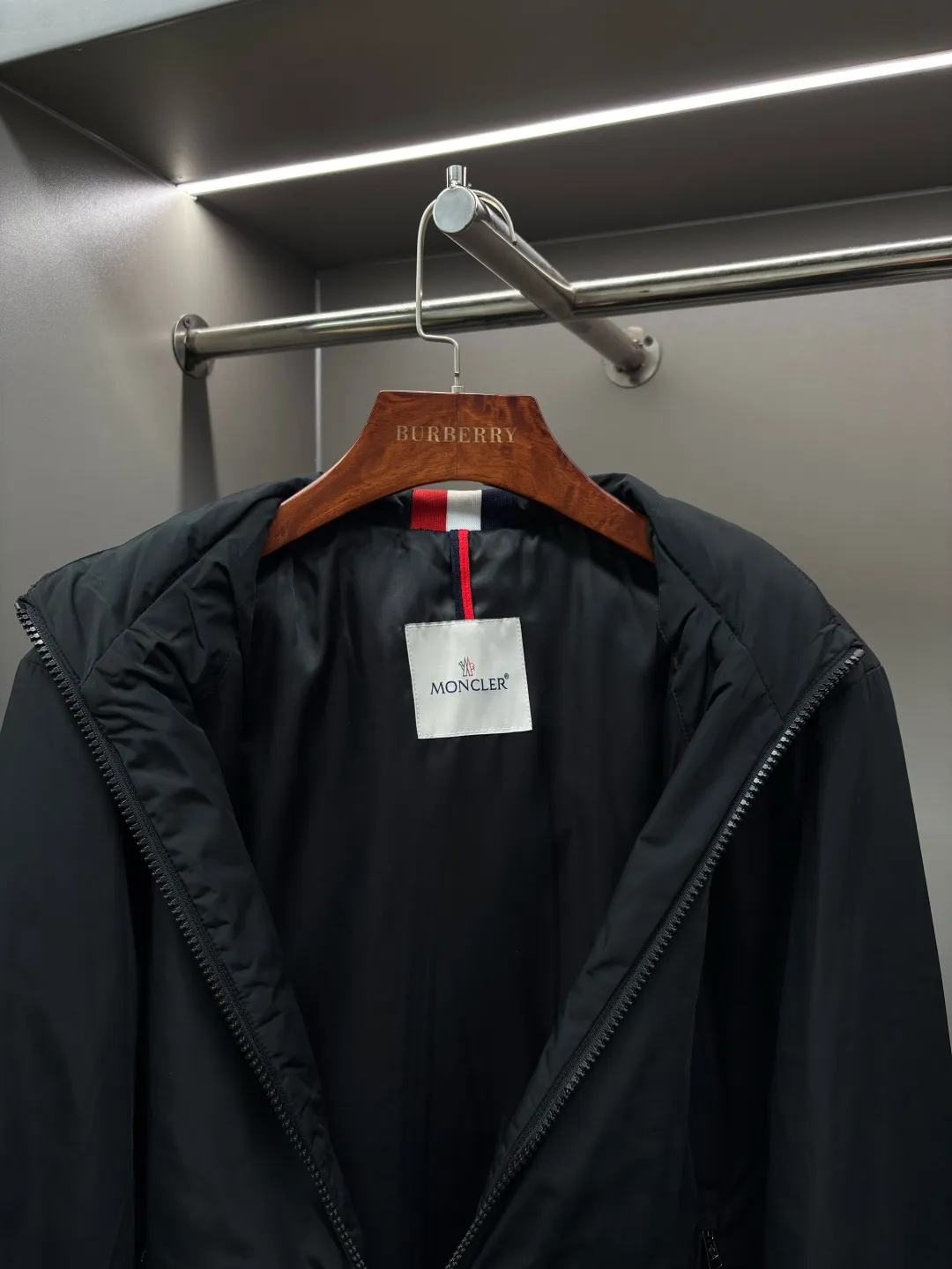 P640 Moncler New style thin cotton jacket with letters Original fabric Original accessories Official same style Made of imported polyester fabric, custom-made dyed in the same vat. Very comfortable and smooth to the touch Very wide and stylish. Will not deform after long-term wear. Produced by a first-line brand factory. The label is full and textured. The latest style for autumn and winter. Fashionable and personalized. Super versatile and good-looking. Very suitable for both men and women. A must-have for everyone. Color: Black Royal Blue Size: M-3XL