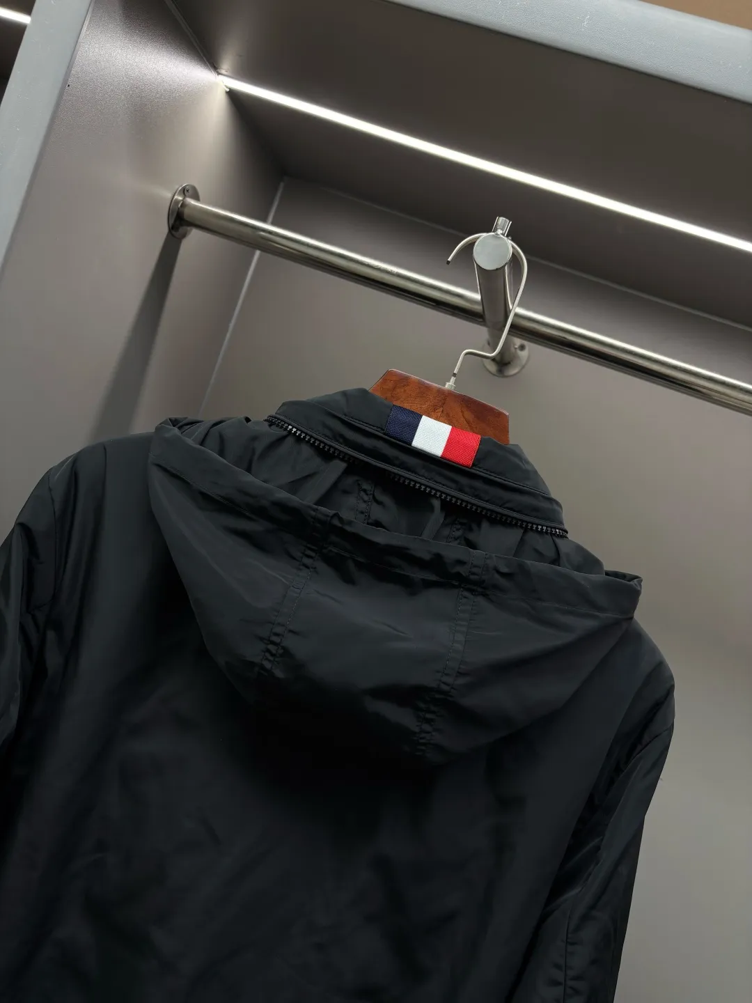 P640 Moncler New style thin cotton jacket with letters Original fabric Original accessories Official same style Made of imported polyester fabric, custom-made dyed in the same vat. Very comfortable and smooth to the touch Very wide and stylish. Will not deform after long-term wear. Produced by a first-line brand factory. The label is full and textured. The latest style for autumn and winter. Fashionable and personalized. Super versatile and good-looking. Very suitable for both men and women. A must-have for everyone. Color: Black Royal Blue Size: M-3XL