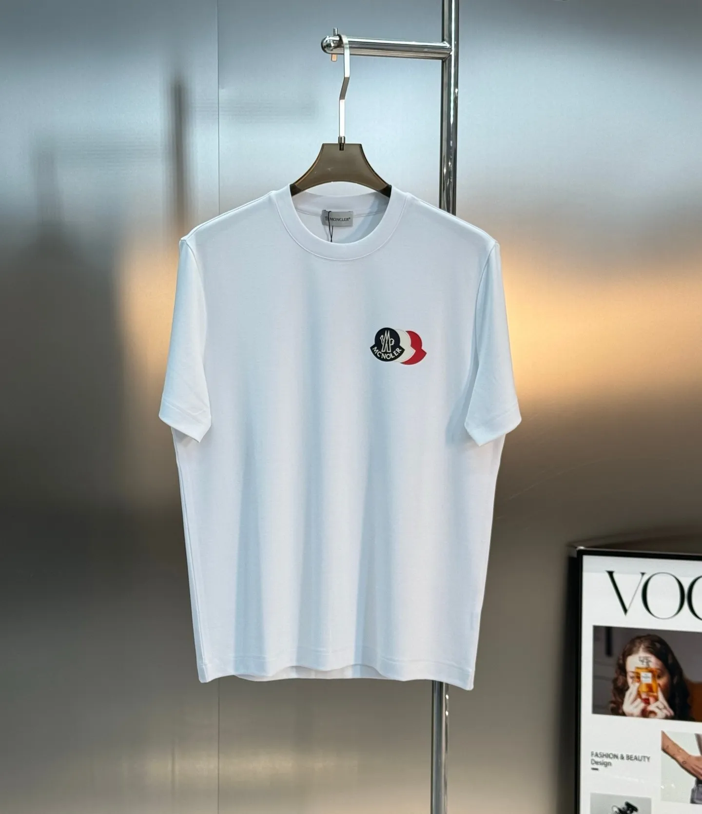 P160 Moncler 25s new modal T-shirt. Brand letter logo printing design. Three-layer three-dimensional classic. Presenting something special. Clean, refreshing, simple and generous. Recommended items for any age [Fireworks] regular version! Customized 250g modal comb fabric, the surface is skin-friendly and smooth, and the body is as comfortable as a baby! Color: Black. White. Size: s-xxl