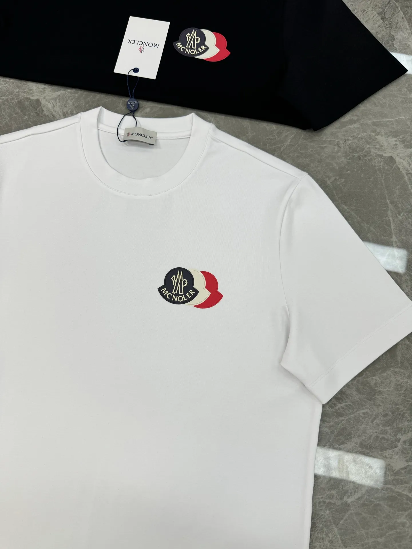 P160 Moncler 25s new modal T-shirt. Brand letter logo printing design. Three-layer three-dimensional classic. Presenting something special. Clean, refreshing, simple and generous. Recommended items for any age [Fireworks] regular version! Customized 250g modal comb fabric, the surface is skin-friendly and smooth, and the body is as comfortable as a baby! Color: Black. White. Size: s-xxl