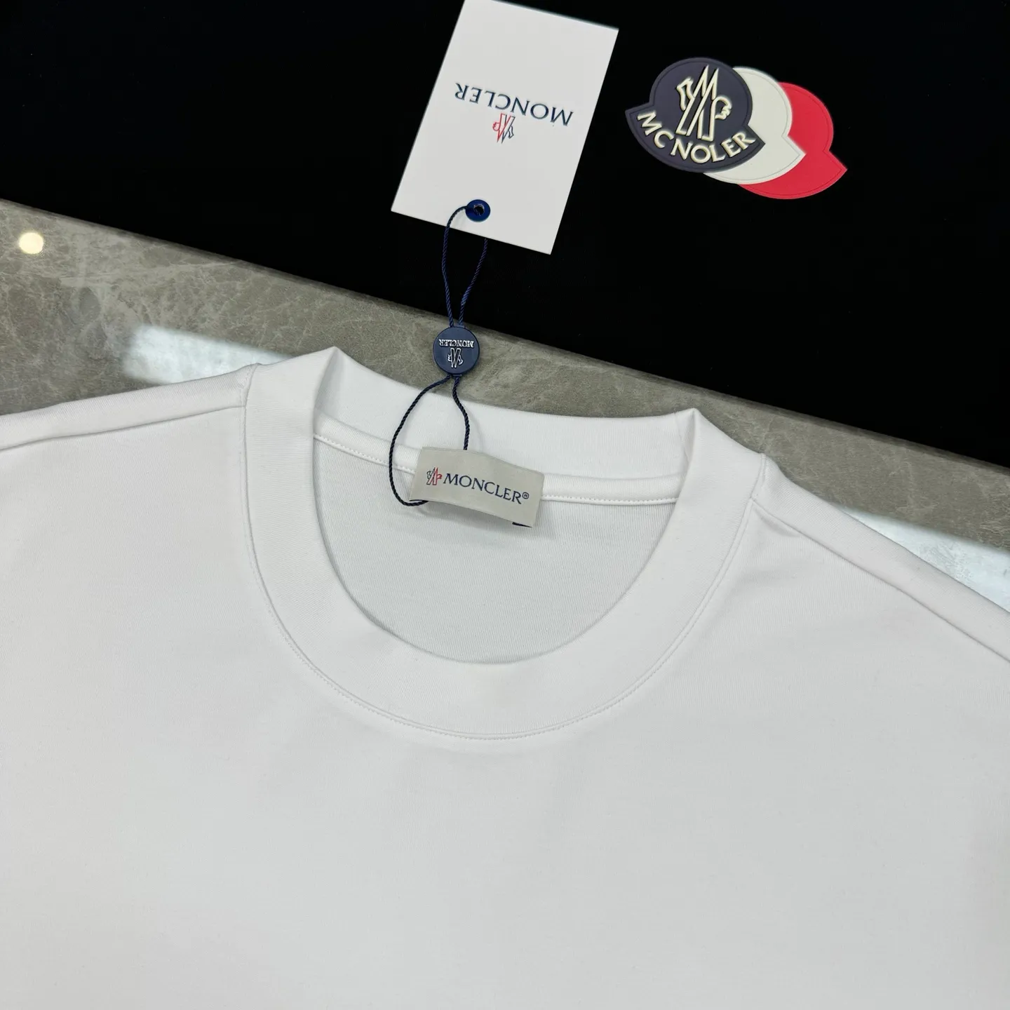 P160 Moncler 25s new modal T-shirt. Brand letter logo printing design. Three-layer three-dimensional classic. Presenting something special. Clean, refreshing, simple and generous. Recommended items for any age [Fireworks] regular version! Customized 250g modal comb fabric, the surface is skin-friendly and smooth, and the body is as comfortable as a baby! Color: Black. White. Size: s-xxl