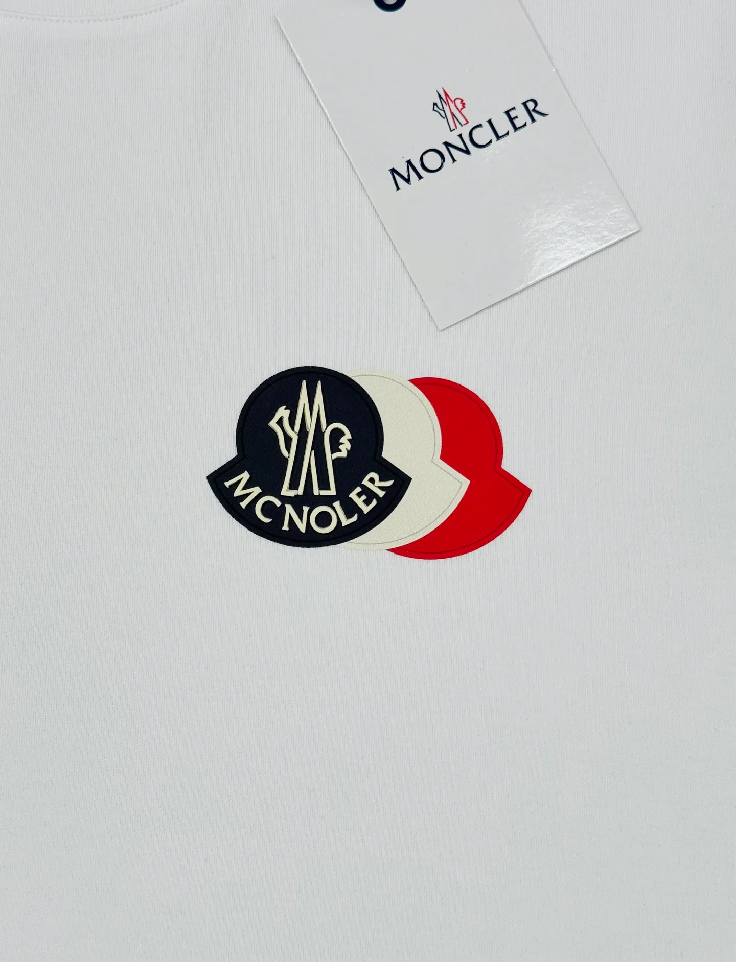 P160 Moncler 25s new modal T-shirt. Brand letter logo printing design. Three-layer three-dimensional classic. Presenting something special. Clean, refreshing, simple and generous. Recommended items for any age [Fireworks] regular version! Customized 250g modal comb fabric, the surface is skin-friendly and smooth, and the body is as comfortable as a baby! Color: Black. White. Size: s-xxl