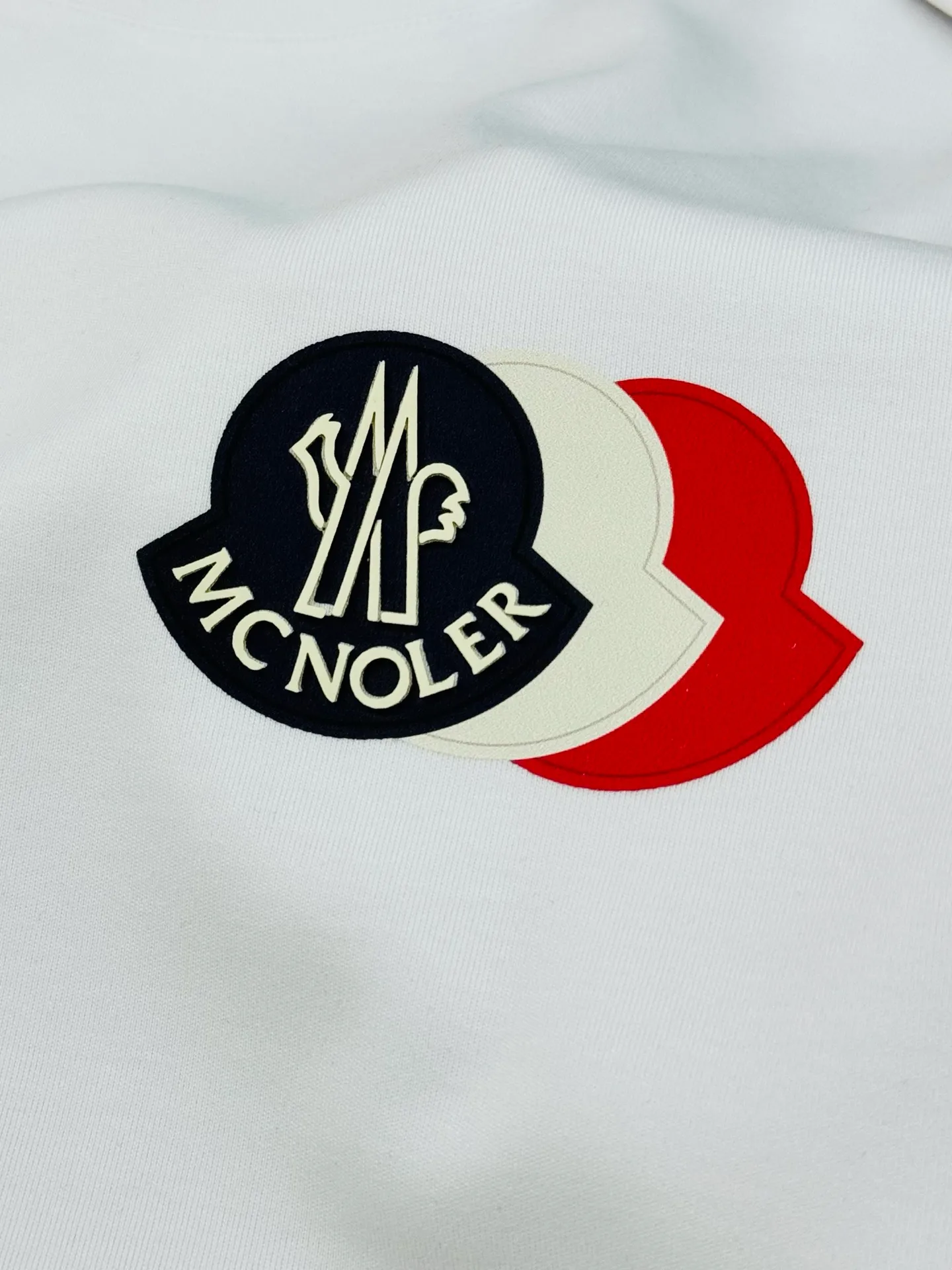 P160 Moncler 25s new modal T-shirt. Brand letter logo printing design. Three-layer three-dimensional classic. Presenting something special. Clean, refreshing, simple and generous. Recommended items for any age [Fireworks] regular version! Customized 250g modal comb fabric, the surface is skin-friendly and smooth, and the body is as comfortable as a baby! Color: Black. White. Size: s-xxl
