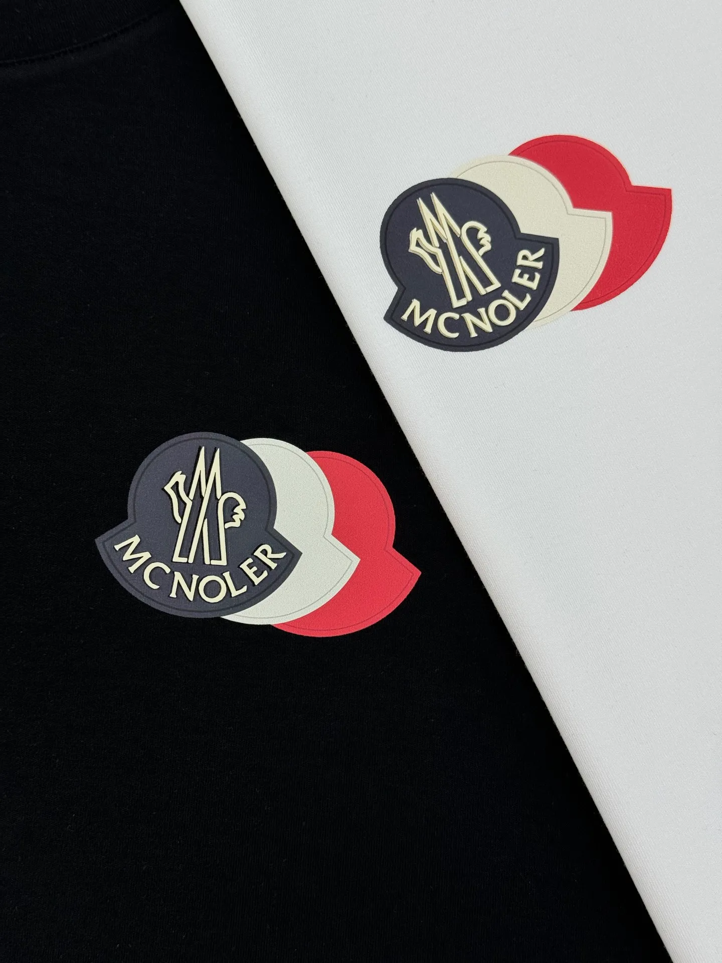 P160 Moncler 25s new modal T-shirt. Brand letter logo printing design. Three-layer three-dimensional classic. Presenting something special. Clean, refreshing, simple and generous. Recommended items for any age [Fireworks] regular version! Customized 250g modal comb fabric, the surface is skin-friendly and smooth, and the body is as comfortable as a baby! Color: Black. White. Size: s-xxl