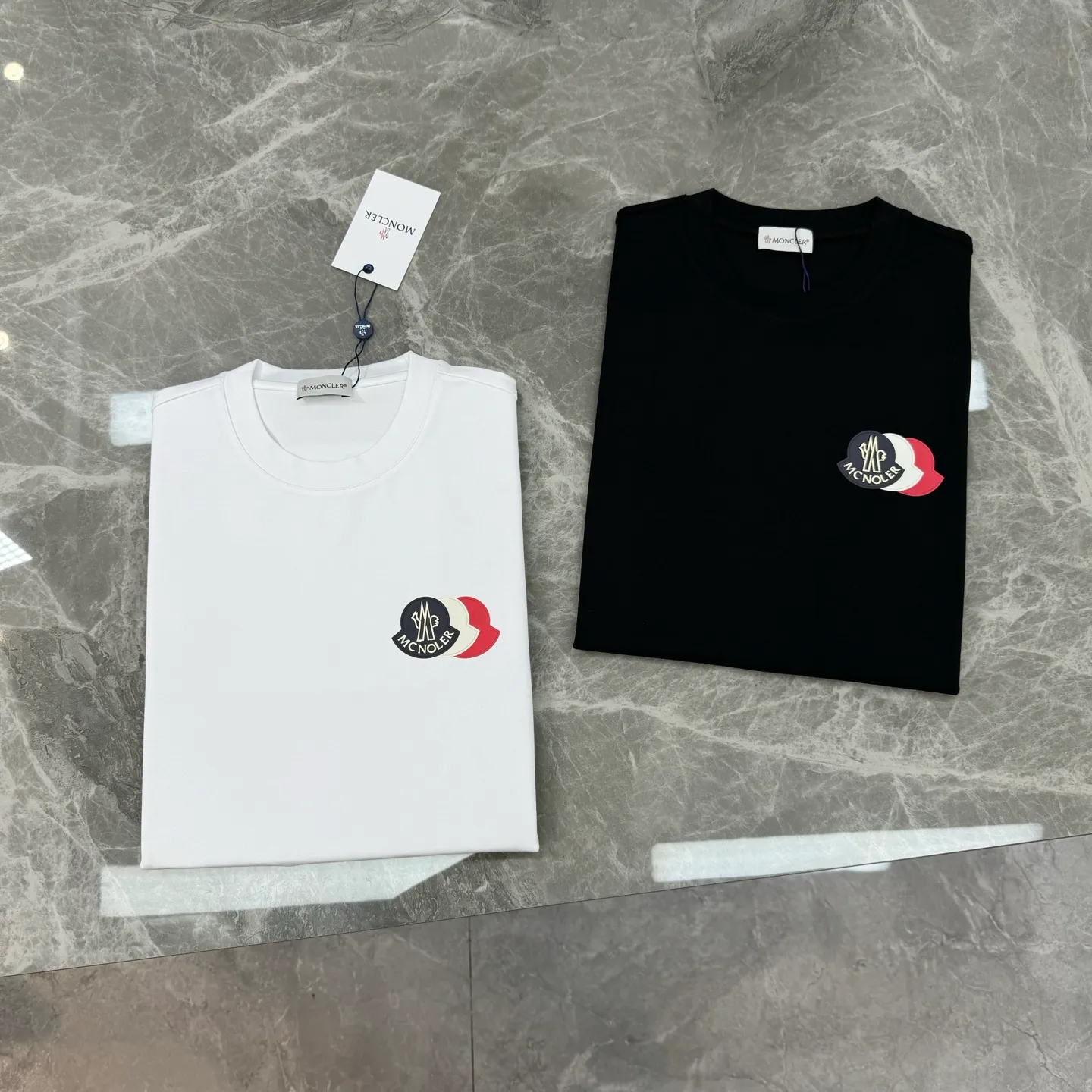 P160 Moncler 25s new modal T-shirt. Brand letter logo printing design. Three-layer three-dimensional classic. Presenting something special. Clean, refreshing, simple and generous. Recommended items for any age [Fireworks] regular version! Customized 250g modal comb fabric, the surface is skin-friendly and smooth, and the body is as comfortable as a baby! Color: Black. White. Size: s-xxl