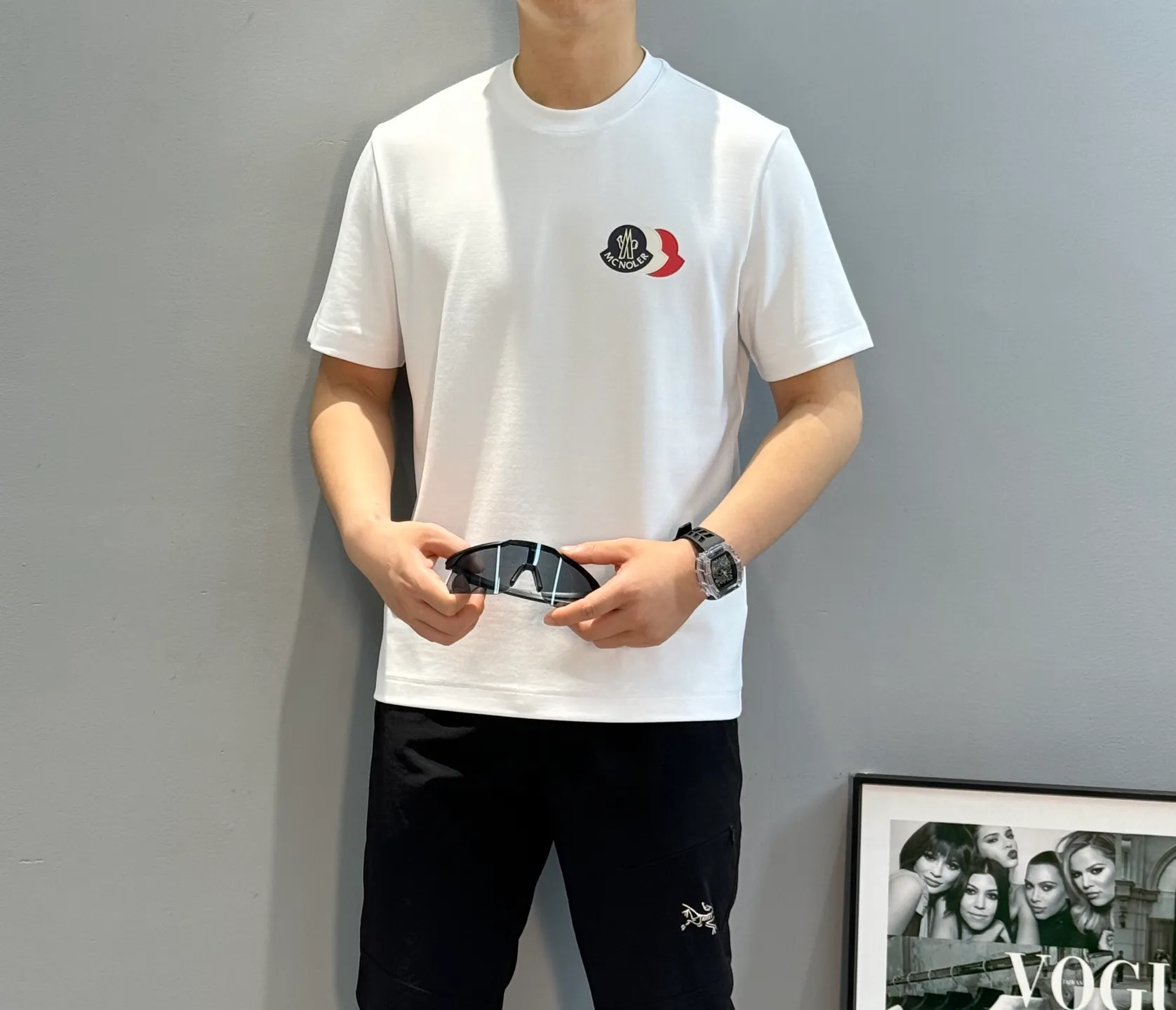P160 Moncler 25s new modal T-shirt. Brand letter logo printing design. Three-layer three-dimensional classic. Presenting something special. Clean, refreshing, simple and generous. Recommended items for any age [Fireworks] regular version! Customized 250g modal comb fabric, the surface is skin-friendly and smooth, and the body is as comfortable as a baby! Color: Black. White. Size: s-xxl