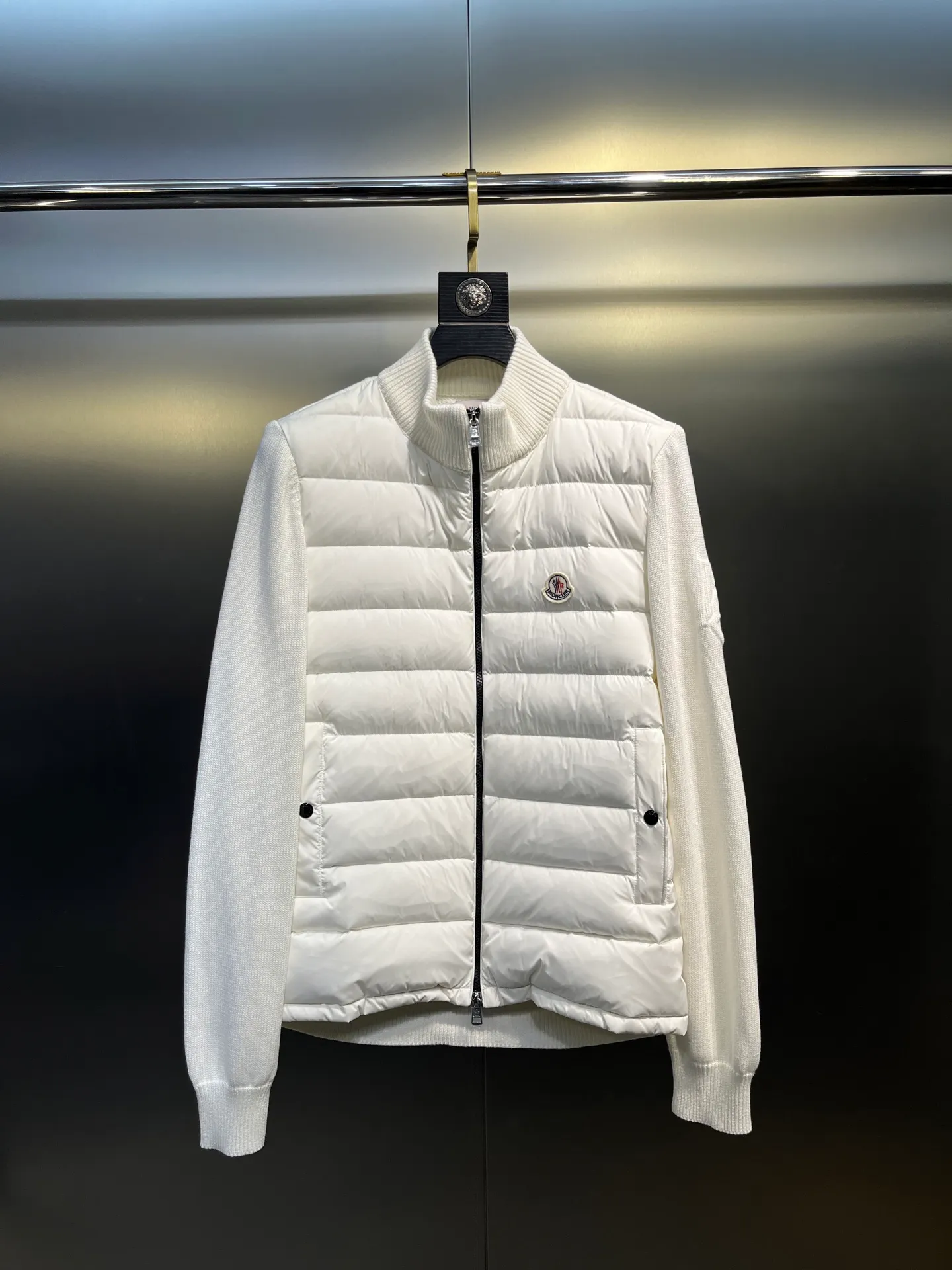 P700 Moncler 🌟 Down knitted Moncler SS23 solid color logo patch stitching quilted down jacket, color: black and white, size: 12345