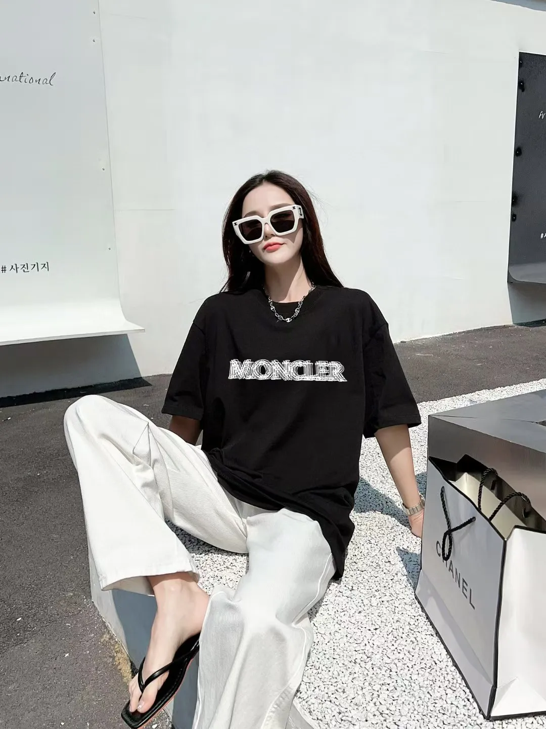 P140 🔥[MONCLER] 2025FW short-sleeved T-shirt emblem + ghost LOGO high-end 26s double yarn 300g fabric heavy fabric custom stretcher rib dyed in the same cylinder complete three standards same style for men and women Color: Black White Size: S M L XL 2XL