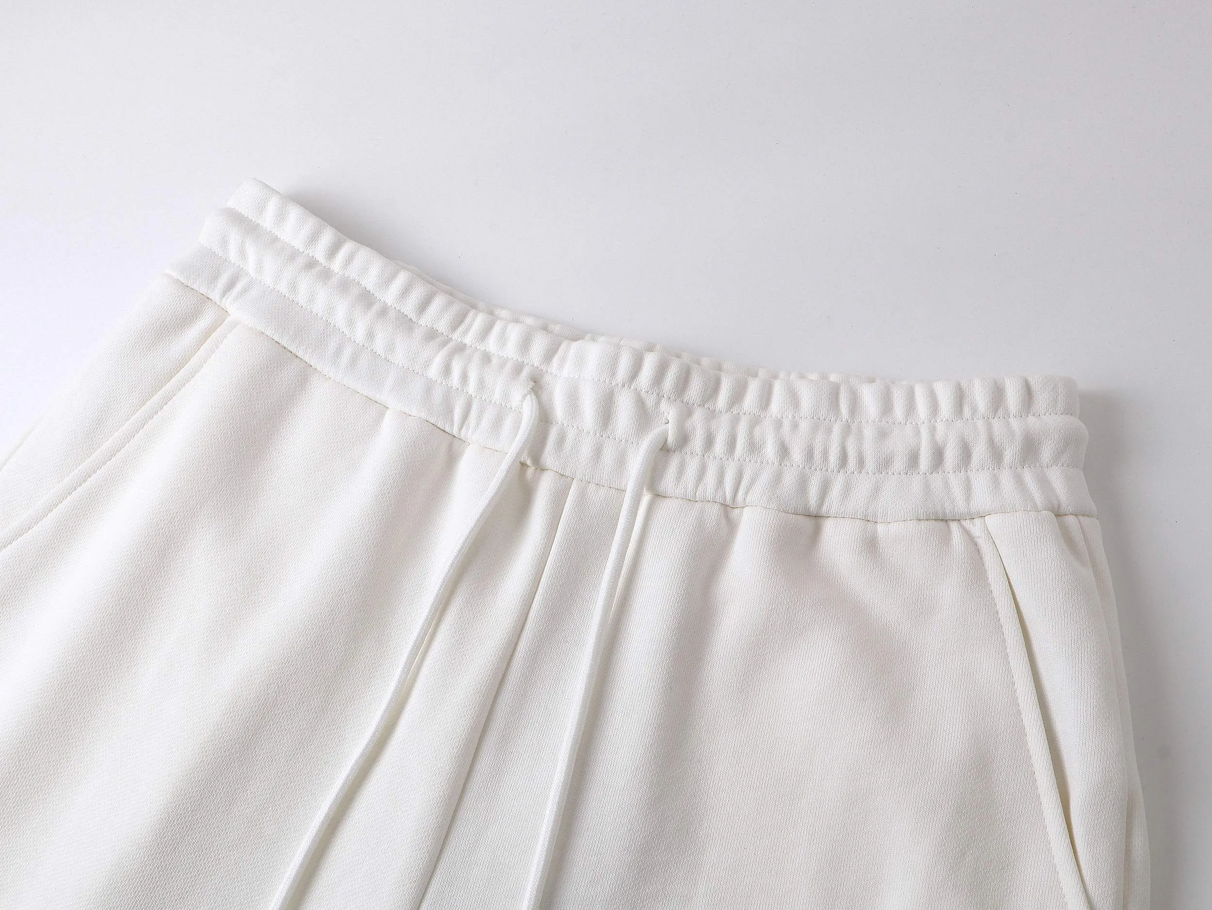 P180 high version of the MONCLER classic small label shorts. Made of 360g pure cotton custom fabric, embroidered logo, custom hardware zipper, compact and three-dimensional shape, straight stripe splicing, custom trouser cord hardware with strong texture and smoothness, comfortable and breathable upper body, concave and convex three-dimensional sense, fashionable and casual wear. Color: Black White Size: XS-L