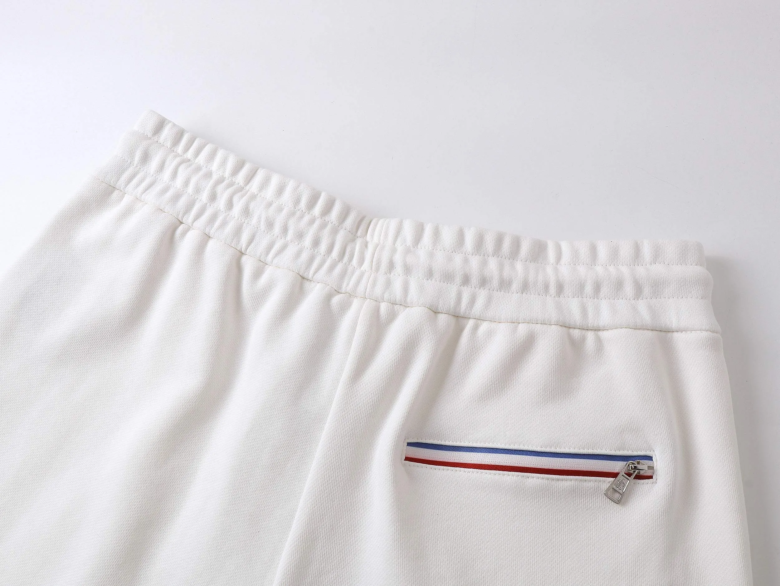 P180 high version of the MONCLER classic small label shorts. Made of 360g pure cotton custom fabric, embroidered logo, custom hardware zipper, compact and three-dimensional shape, straight stripe splicing, custom trouser cord hardware with strong texture and smoothness, comfortable and breathable upper body, concave and convex three-dimensional sense, fashionable and casual wear. Color: Black White Size: XS-L