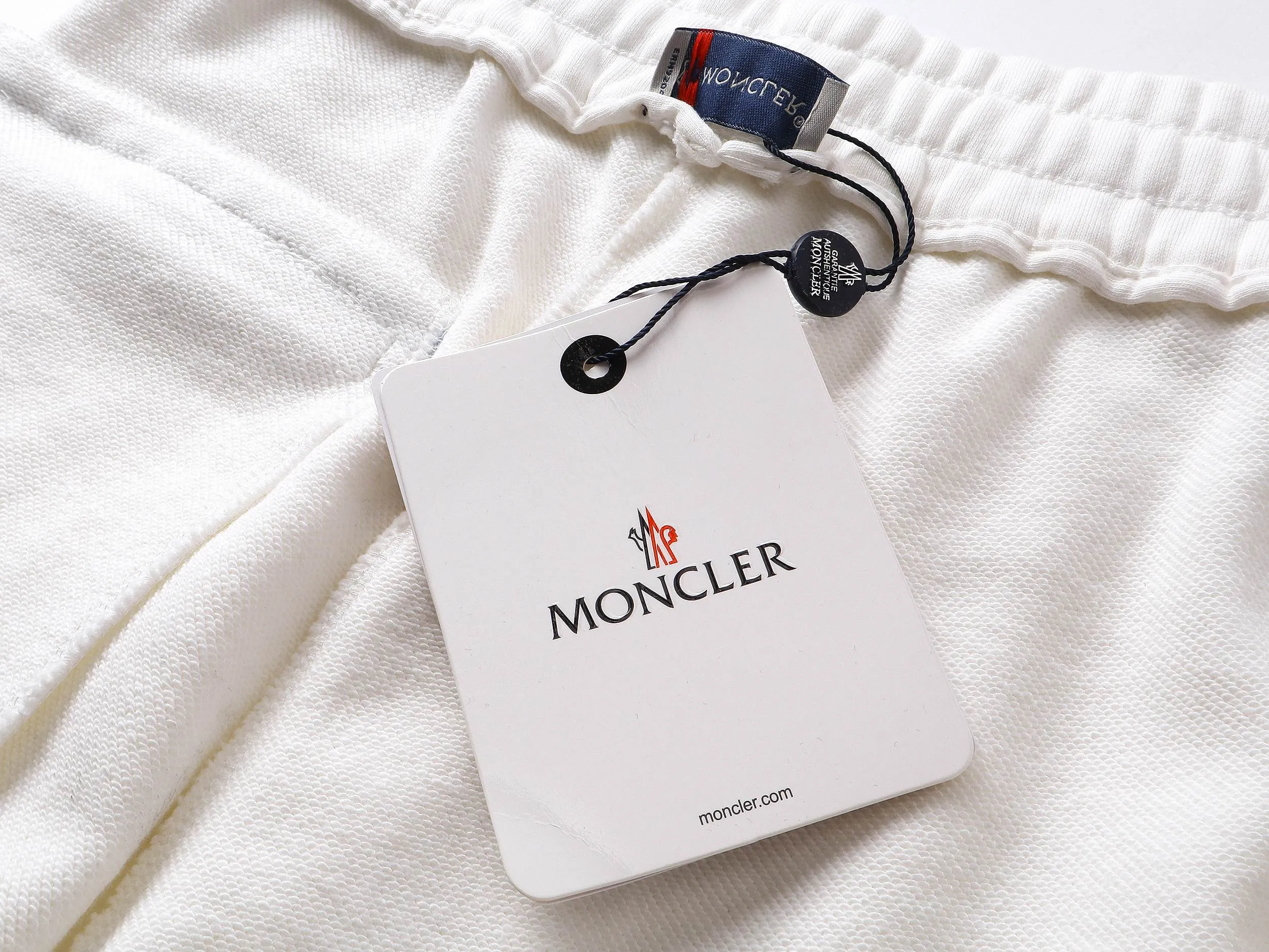 P180 high version of the MONCLER classic small label shorts. Made of 360g pure cotton custom fabric, embroidered logo, custom hardware zipper, compact and three-dimensional shape, straight stripe splicing, custom trouser cord hardware with strong texture and smoothness, comfortable and breathable upper body, concave and convex three-dimensional sense, fashionable and casual wear. Color: Black White Size: XS-L