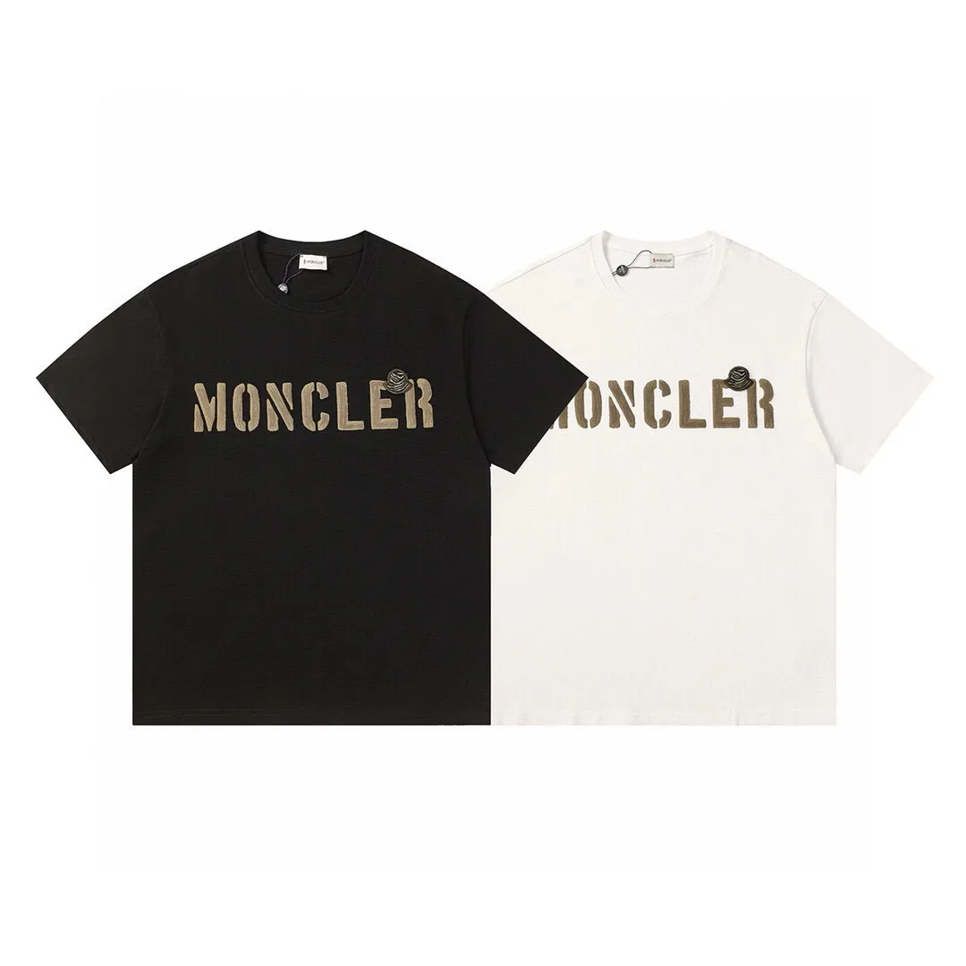 P134 Style No.: 832 〈MONCLER〉The price of the MONCLER is actually quite advantageous. Those who have been to the counters should know that the price of the MONCLER is not much cheaper than Gucci Burberry. It is just relatively low-key and unwilling to hype. It is a picture that you want to buy or not. It has an arrogant existence... Exclusively customized 270 grams of 32-count double yarn smooth cotton. The texture is very soft and comfortable. 100% different from the top fabrics in the market (does not shrink, deform, or pill). Matched with 320g 1*1 thread (fabric threads are dyed in the same vat, no color difference, threads are not easy to deform) Color: Black White Size: S-XL