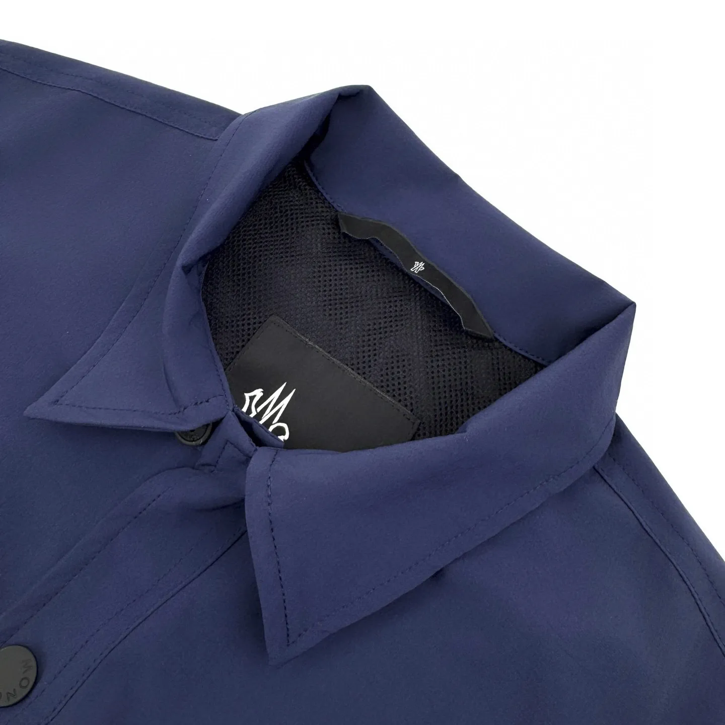 P640 Exclusive supply] Moncler Grenoble multi-functional outdoor jacket (blue), originally purchased and developed for 12,500, the fabric is made of custom-dyed double stretch mercerized poplin, custom-dyed soft mesh pongee, excellent texture, comfortable and skin-friendly, navy blue inspired by the deep sea, low-key statement of contemporary gentlemen, precise narrative of functional pocket system, balance between function and aesthetics, iconic Moncler logo on the sleeves, fully recognizable The triangular logo of the same color is hidden into the fabric texture like a mark in the undercurrent of the deep sea. It is extremely invisible and visible. The detachable sleeve design allows for diversified outfits. You can switch styles at will. It is chic and free, showing nobility. It takes into account the balance between outdoor practicality and urban aesthetics, leading fashion. Using the three-in-one process, the glue is first and evenly coated on the surface of the substrate that needs to be composited, and then dried and solidified. Then the substrate coated with the adhesive film is composited with the non-woven fabric, and then cooled and solidified, and then composited with the filtered non-woven fabric. The work is cumbersome and complex, time-consuming and labor-intensive. Embossing composite technology uses computer scanning to ensure that the size and shape of the imprint are consistent with the original, and then uses special glue as an adhesive to combine and then solidify to achieve complete dryness and the best bonding effect. CNC laser burning and cutting is used. Based on the high energy characteristics of the laser, the moving path of the laser beam is precisely controlled by the laser generator to achieve precise cutting of the shape of the piece. Template machine bag opening The preset template guides the position, shape and size of the bag opening. The accuracy ensures the quality of the bag opening effect. Using infrared special machine to nail the buttons, the position is more precise and firm. Size:1-2-3-4