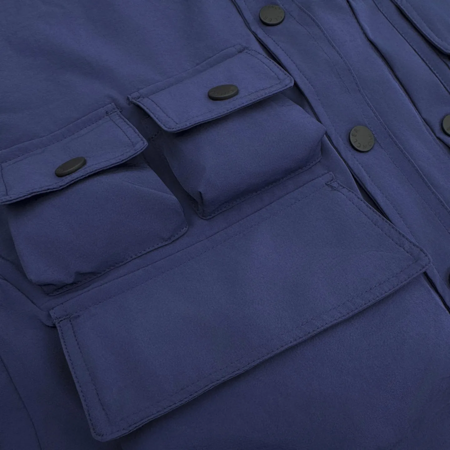 P640 Exclusive supply] Moncler Grenoble multi-functional outdoor jacket (blue), originally purchased and developed for 12,500, the fabric is made of custom-dyed double stretch mercerized poplin, custom-dyed soft mesh pongee, excellent texture, comfortable and skin-friendly, navy blue inspired by the deep sea, low-key statement of contemporary gentlemen, precise narrative of functional pocket system, balance between function and aesthetics, iconic Moncler logo on the sleeves, fully recognizable The triangular logo of the same color is hidden into the fabric texture like a mark in the undercurrent of the deep sea. It is extremely invisible and visible. The detachable sleeve design allows for diversified outfits. You can switch styles at will. It is chic and free, showing nobility. It takes into account the balance between outdoor practicality and urban aesthetics, leading fashion. Using the three-in-one process, the glue is first and evenly coated on the surface of the substrate that needs to be composited, and then dried and solidified. Then the substrate coated with the adhesive film is composited with the non-woven fabric, and then cooled and solidified, and then composited with the filtered non-woven fabric. The work is cumbersome and complex, time-consuming and labor-intensive. Embossing composite technology uses computer scanning to ensure that the size and shape of the imprint are consistent with the original, and then uses special glue as an adhesive to combine and then solidify to achieve complete dryness and the best bonding effect. CNC laser burning and cutting is used. Based on the high energy characteristics of the laser, the moving path of the laser beam is precisely controlled by the laser generator to achieve precise cutting of the shape of the piece. Template machine bag opening The preset template guides the position, shape and size of the bag opening. The accuracy ensures the quality of the bag opening effect. Using infrared special machine to nail the buttons, the position is more precise and firm. Size:1-2-3-4