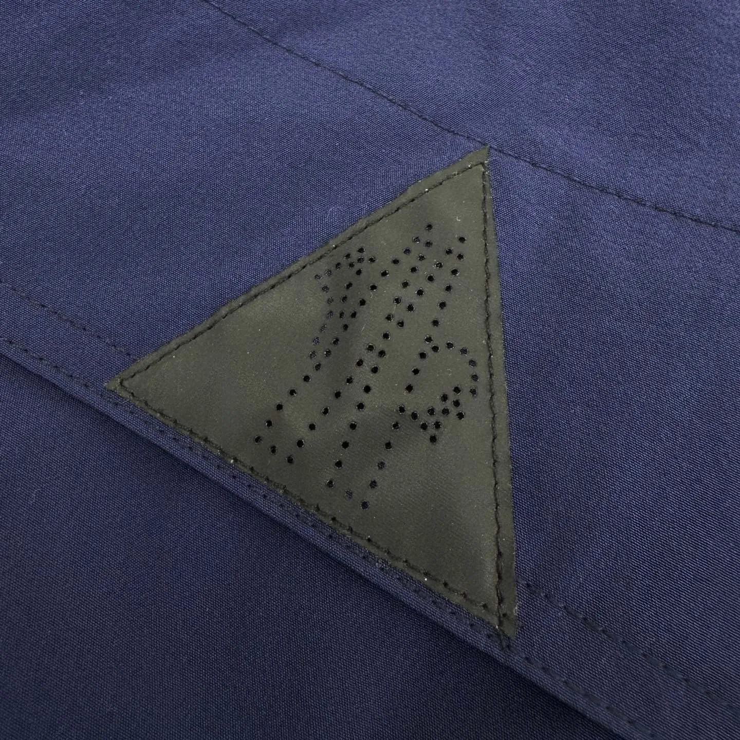 P640 Exclusive supply] Moncler Grenoble multi-functional outdoor jacket (blue), originally purchased and developed for 12,500, the fabric is made of custom-dyed double stretch mercerized poplin, custom-dyed soft mesh pongee, excellent texture, comfortable and skin-friendly, navy blue inspired by the deep sea, low-key statement of contemporary gentlemen, precise narrative of functional pocket system, balance between function and aesthetics, iconic Moncler logo on the sleeves, fully recognizable The triangular logo of the same color is hidden into the fabric texture like a mark in the undercurrent of the deep sea. It is extremely invisible and visible. The detachable sleeve design allows for diversified outfits. You can switch styles at will. It is chic and free, showing nobility. It takes into account the balance between outdoor practicality and urban aesthetics, leading fashion. Using the three-in-one process, the glue is first and evenly coated on the surface of the substrate that needs to be composited, and then dried and solidified. Then the substrate coated with the adhesive film is composited with the non-woven fabric, and then cooled and solidified, and then composited with the filtered non-woven fabric. The work is cumbersome and complex, time-consuming and labor-intensive. Embossing composite technology uses computer scanning to ensure that the size and shape of the imprint are consistent with the original, and then uses special glue as an adhesive to combine and then solidify to achieve complete dryness and the best bonding effect. CNC laser burning and cutting is used. Based on the high energy characteristics of the laser, the moving path of the laser beam is precisely controlled by the laser generator to achieve precise cutting of the shape of the piece. Template machine bag opening The preset template guides the position, shape and size of the bag opening. The accuracy ensures the quality of the bag opening effect. Using infrared special machine to nail the buttons, the position is more precise and firm. Size:1-2-3-4
