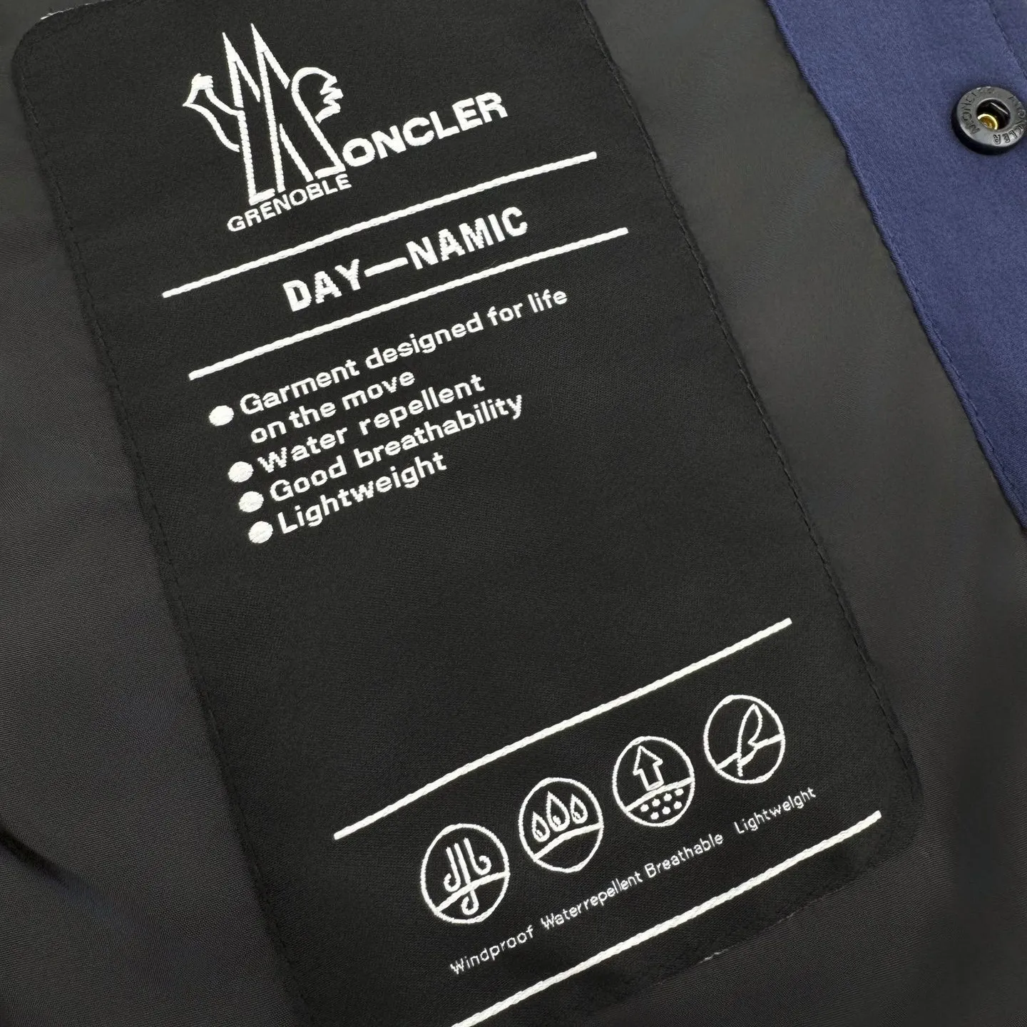 P640 Exclusive supply] Moncler Grenoble multi-functional outdoor jacket (blue), originally purchased and developed for 12,500, the fabric is made of custom-dyed double stretch mercerized poplin, custom-dyed soft mesh pongee, excellent texture, comfortable and skin-friendly, navy blue inspired by the deep sea, low-key statement of contemporary gentlemen, precise narrative of functional pocket system, balance between function and aesthetics, iconic Moncler logo on the sleeves, fully recognizable The triangular logo of the same color is hidden into the fabric texture like a mark in the undercurrent of the deep sea. It is extremely invisible and visible. The detachable sleeve design allows for diversified outfits. You can switch styles at will. It is chic and free, showing nobility. It takes into account the balance between outdoor practicality and urban aesthetics, leading fashion. Using the three-in-one process, the glue is first and evenly coated on the surface of the substrate that needs to be composited, and then dried and solidified. Then the substrate coated with the adhesive film is composited with the non-woven fabric, and then cooled and solidified, and then composited with the filtered non-woven fabric. The work is cumbersome and complex, time-consuming and labor-intensive. Embossing composite technology uses computer scanning to ensure that the size and shape of the imprint are consistent with the original, and then uses special glue as an adhesive to combine and then solidify to achieve complete dryness and the best bonding effect. CNC laser burning and cutting is used. Based on the high energy characteristics of the laser, the moving path of the laser beam is precisely controlled by the laser generator to achieve precise cutting of the shape of the piece. Template machine bag opening The preset template guides the position, shape and size of the bag opening. The accuracy ensures the quality of the bag opening effect. Using infrared special machine to nail the buttons, the position is more precise and firm. Size:1-2-3-4