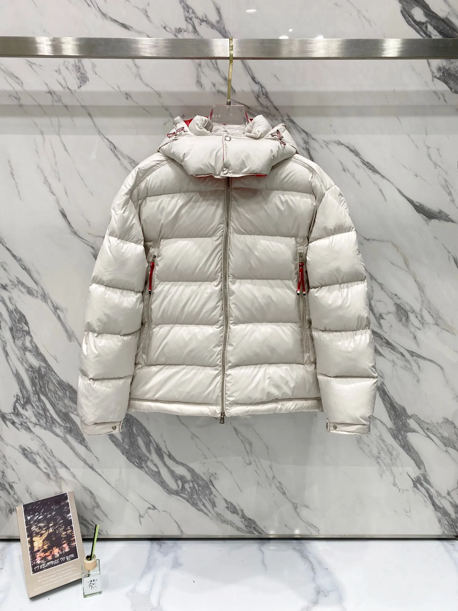 P720 Moncler｜Moncler Moncler 2025 Autumn and Winter New Down Jacket Couple Style White and Red Popular Down Jacket ▪️Filling The filling is the new national standard 80 pure white duck down! 700 fill power! Huge fluffy! Easily survive the winter in one piece in the north! Four layers of 400D film-coated bile cloth on the front and back! Rest assured that after washing and wearing it for several years, the lint will not get lost!  ▪️Hardware accessories, original disassembly, mold opening and custom-made four-button buckles, zipper pullers, all with the same LOGO and engraving as the original! Tags, hanging beads, washing, stickers, all original details restored! Really high quality!  Color: Beige Size: M L XL