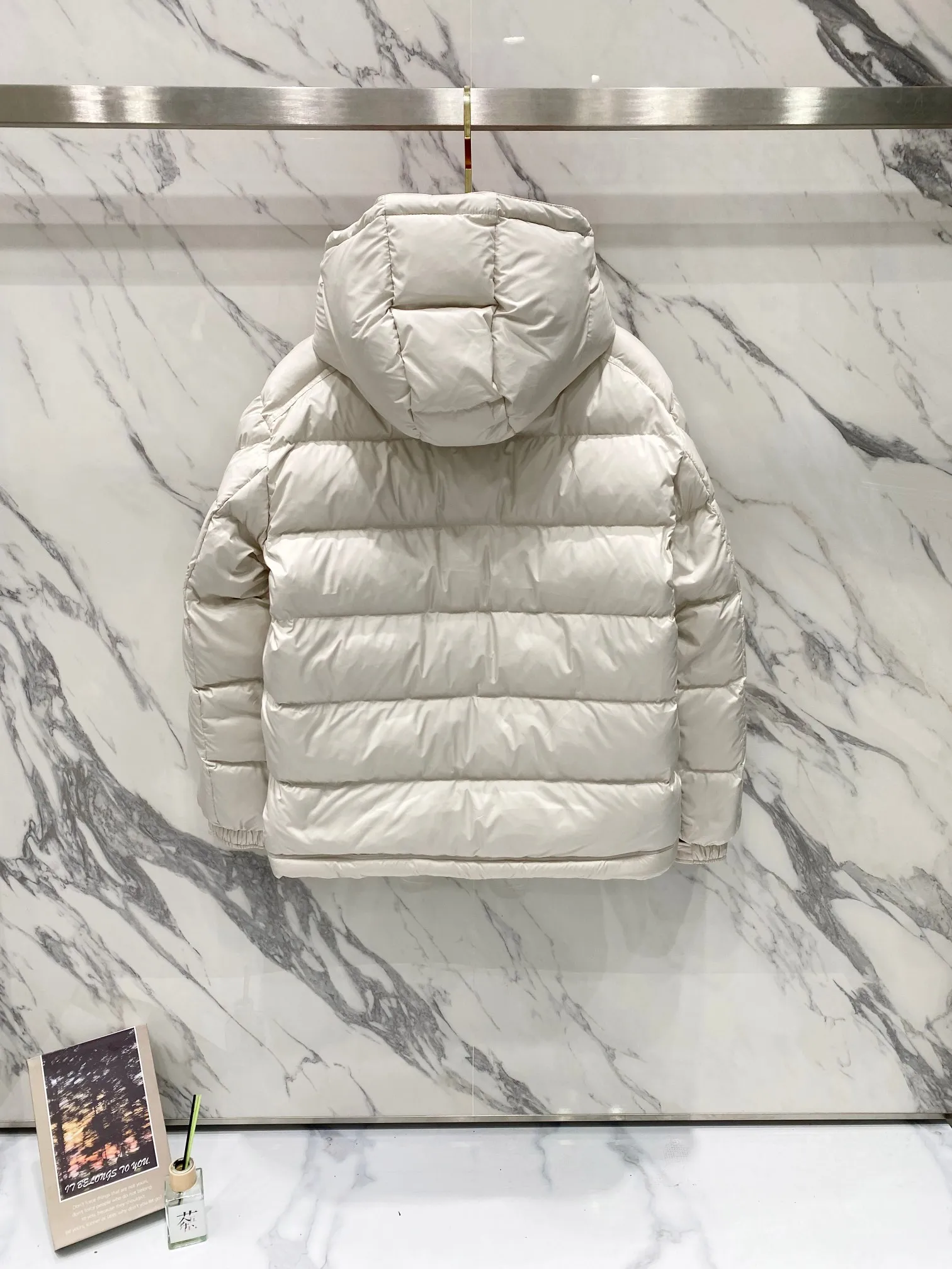 P720 Moncler｜Moncler Moncler 2025 Autumn and Winter New Down Jacket Couple Style White and Red Popular Down Jacket ▪️Filling The filling is the new national standard 80 pure white duck down! 700 fill power! Huge fluffy! Easily survive the winter in one piece in the north! Four layers of 400D film-coated bile cloth on the front and back! Rest assured that after washing and wearing it for several years, the lint will not get lost!  ▪️Hardware accessories, original disassembly, mold opening and custom-made four-button buckles, zipper pullers, all with the same LOGO and engraving as the original! Tags, hanging beads, washing, stickers, all original details restored! Really high quality!  Color: Beige Size: M L XL