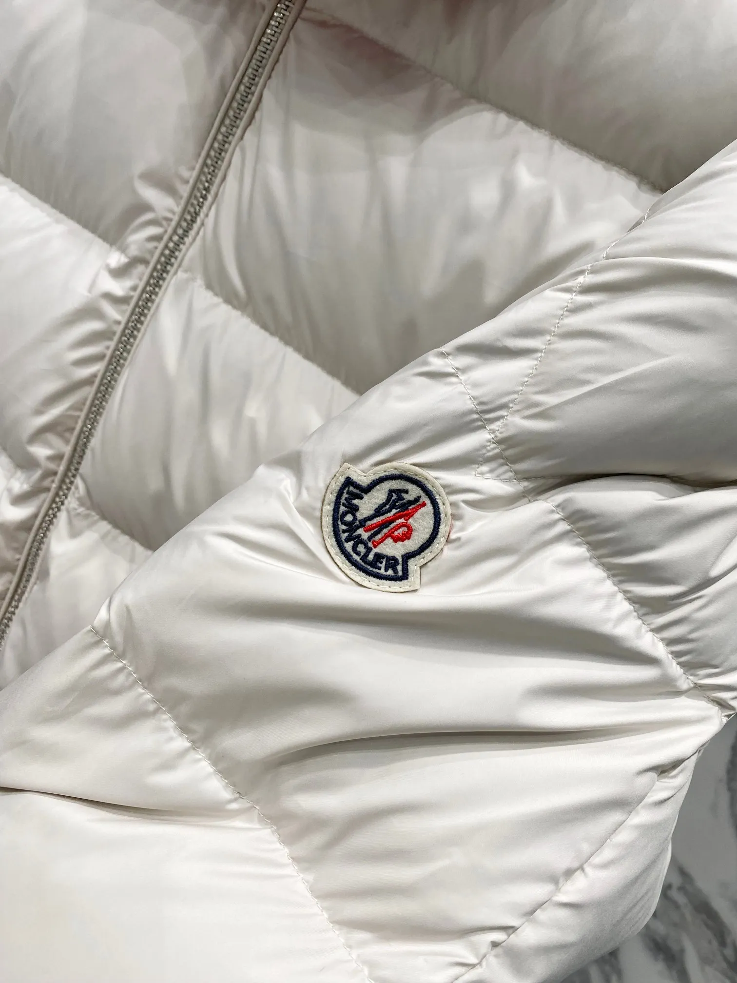 P720 Moncler｜Moncler Moncler 2025 Autumn and Winter New Down Jacket Couple Style White and Red Popular Down Jacket ▪️Filling The filling is the new national standard 80 pure white duck down! 700 fill power! Huge fluffy! Easily survive the winter in one piece in the north! Four layers of 400D film-coated bile cloth on the front and back! Rest assured that after washing and wearing it for several years, the lint will not get lost!  ▪️Hardware accessories, original disassembly, mold opening and custom-made four-button buckles, zipper pullers, all with the same LOGO and engraving as the original! Tags, hanging beads, washing, stickers, all original details restored! Really high quality!  Color: Beige Size: M L XL