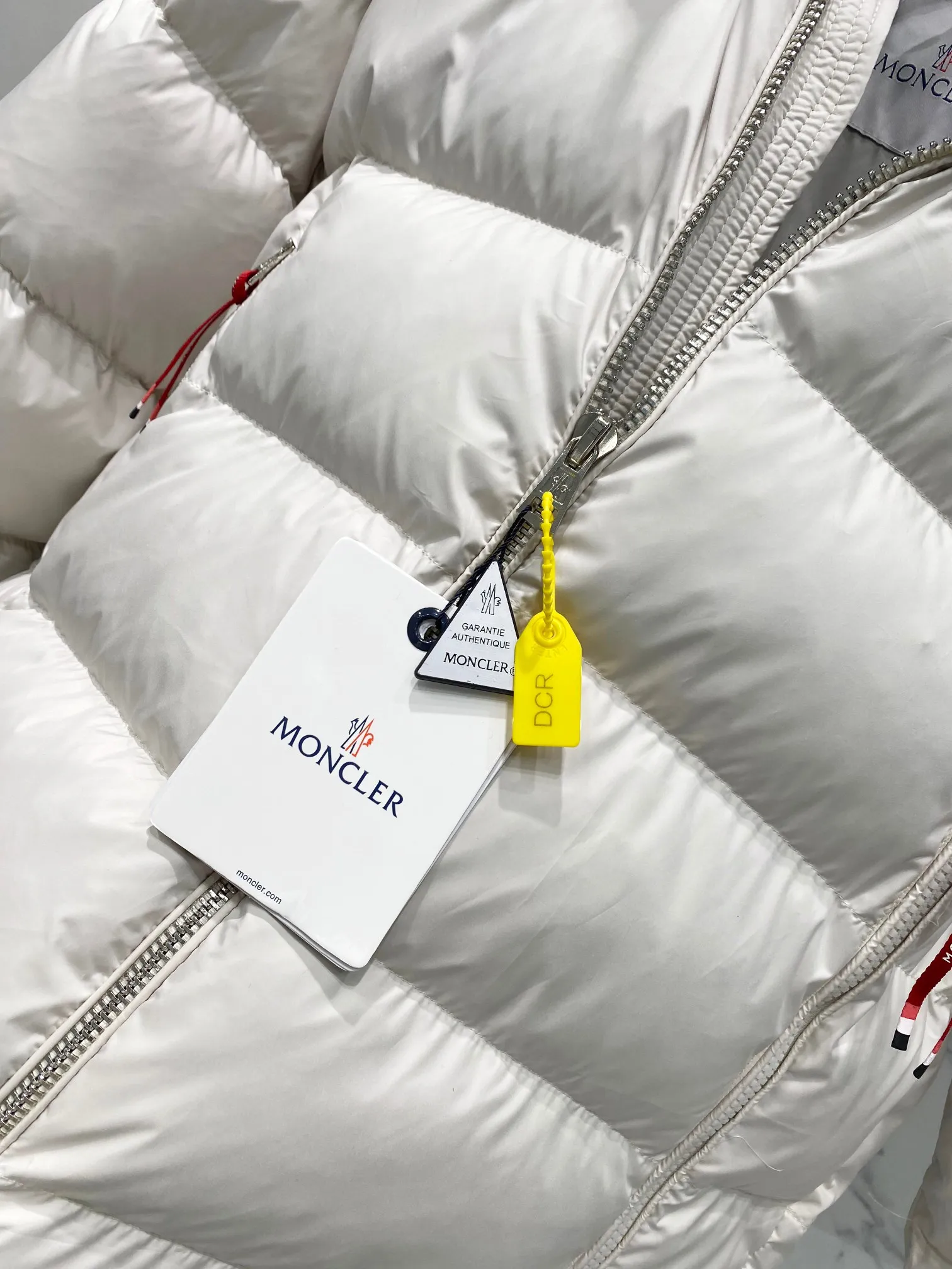 P720 Moncler｜Moncler Moncler 2025 Autumn and Winter New Down Jacket Couple Style White and Red Popular Down Jacket ▪️Filling The filling is the new national standard 80 pure white duck down! 700 fill power! Huge fluffy! Easily survive the winter in one piece in the north! Four layers of 400D film-coated bile cloth on the front and back! Rest assured that after washing and wearing it for several years, the lint will not get lost!  ▪️Hardware accessories, original disassembly, mold opening and custom-made four-button buckles, zipper pullers, all with the same LOGO and engraving as the original! Tags, hanging beads, washing, stickers, all original details restored! Really high quality!  Color: Beige Size: M L XL
