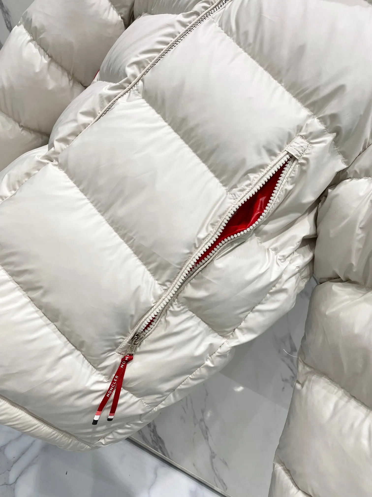 P720 Moncler｜Moncler Moncler 2025 Autumn and Winter New Down Jacket Couple Style White and Red Popular Down Jacket ▪️Filling The filling is the new national standard 80 pure white duck down! 700 fill power! Huge fluffy! Easily survive the winter in one piece in the north! Four layers of 400D film-coated bile cloth on the front and back! Rest assured that after washing and wearing it for several years, the lint will not get lost!  ▪️Hardware accessories, original disassembly, mold opening and custom-made four-button buckles, zipper pullers, all with the same LOGO and engraving as the original! Tags, hanging beads, washing, stickers, all original details restored! Really high quality!  Color: Beige Size: M L XL