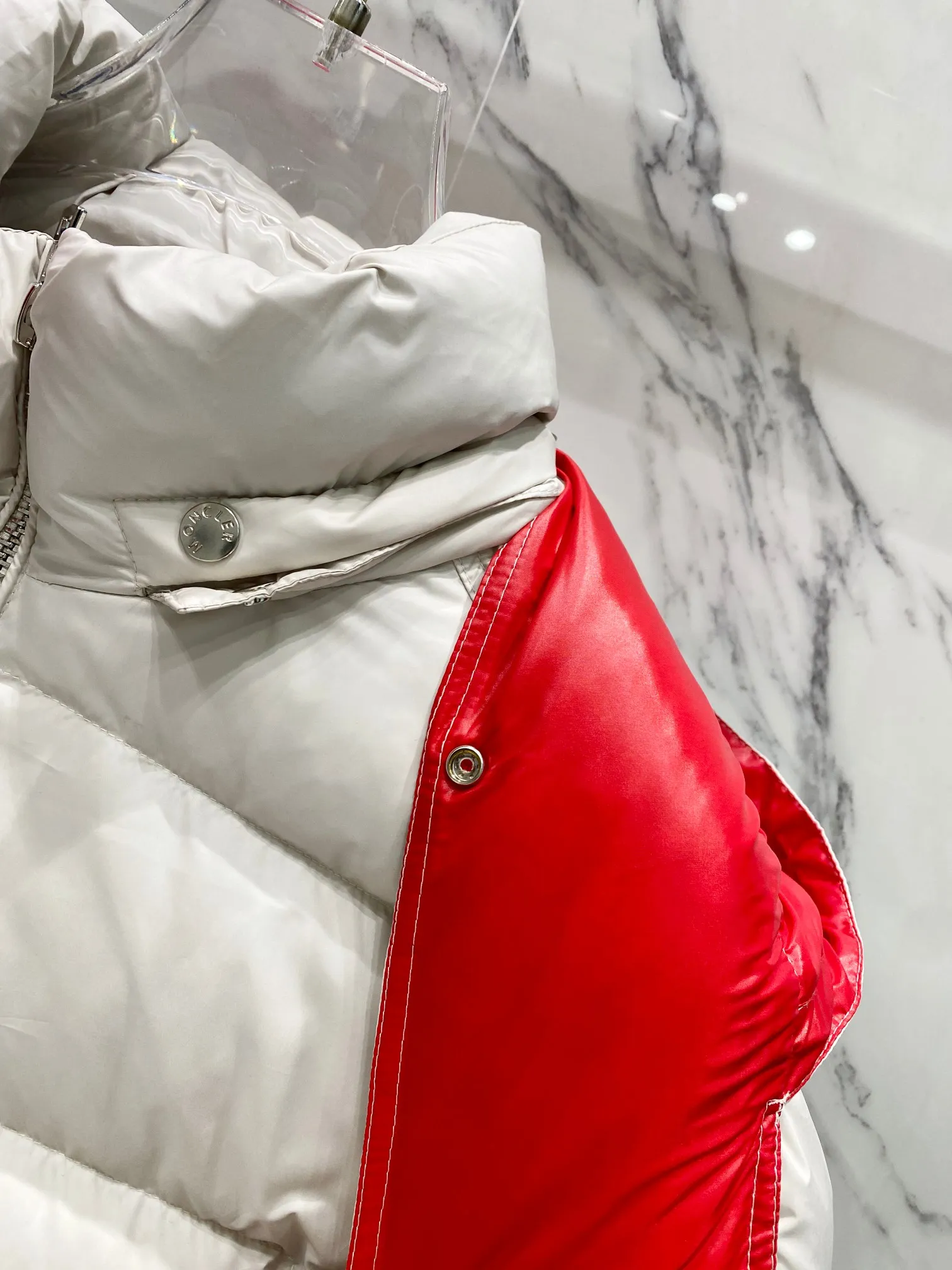 P720 Moncler｜Moncler Moncler 2025 Autumn and Winter New Down Jacket Couple Style White and Red Popular Down Jacket ▪️Filling The filling is the new national standard 80 pure white duck down! 700 fill power! Huge fluffy! Easily survive the winter in one piece in the north! Four layers of 400D film-coated bile cloth on the front and back! Rest assured that after washing and wearing it for several years, the lint will not get lost!  ▪️Hardware accessories, original disassembly, mold opening and custom-made four-button buckles, zipper pullers, all with the same LOGO and engraving as the original! Tags, hanging beads, washing, stickers, all original details restored! Really high quality!  Color: Beige Size: M L XL