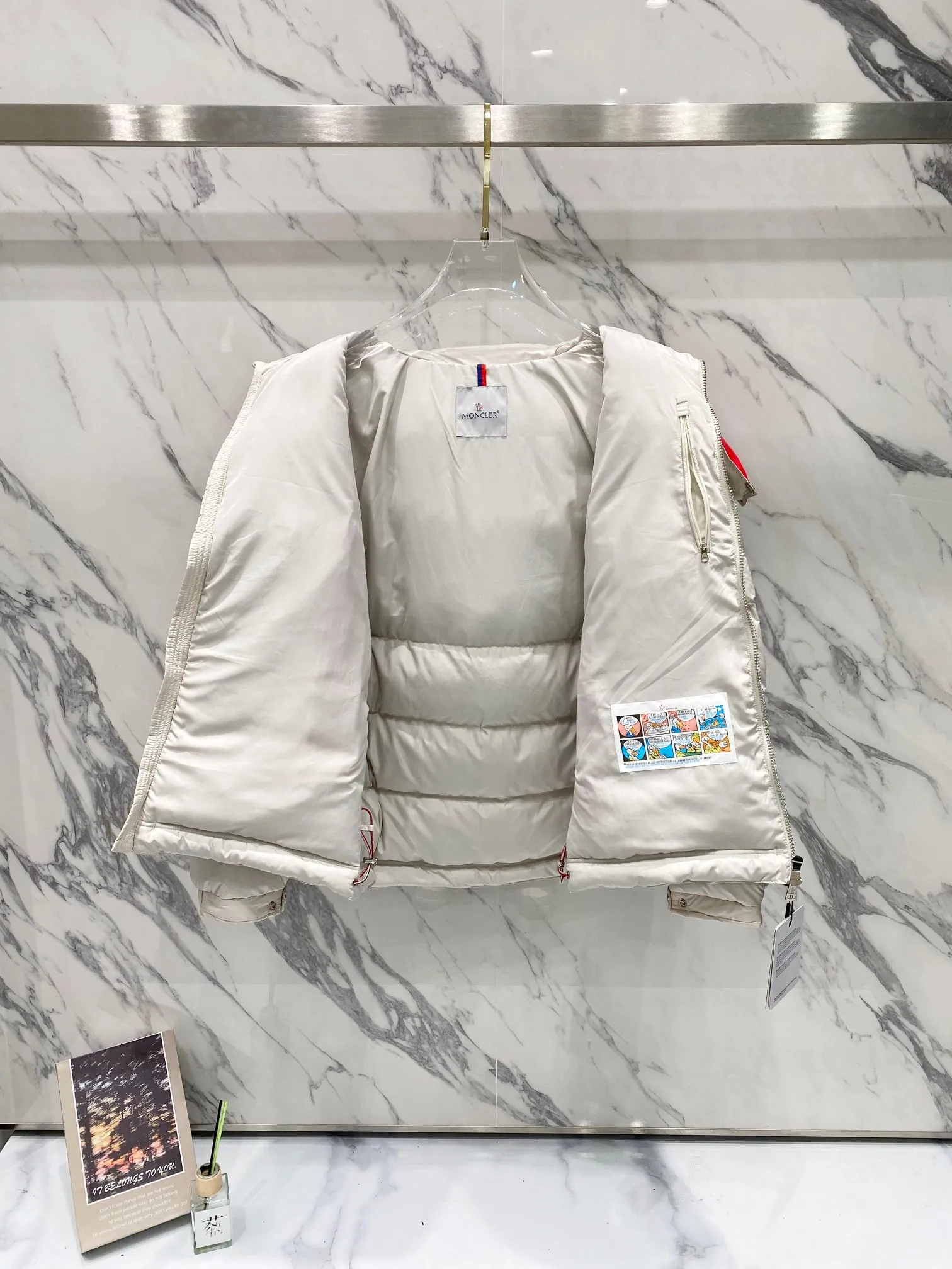 P720 Moncler｜Moncler Moncler 2025 Autumn and Winter New Down Jacket Couple Style White and Red Popular Down Jacket ▪️Filling The filling is the new national standard 80 pure white duck down! 700 fill power! Huge fluffy! Easily survive the winter in one piece in the north! Four layers of 400D film-coated bile cloth on the front and back! Rest assured that after washing and wearing it for several years, the lint will not get lost!  ▪️Hardware accessories, original disassembly, mold opening and custom-made four-button buckles, zipper pullers, all with the same LOGO and engraving as the original! Tags, hanging beads, washing, stickers, all original details restored! Really high quality!  Color: Beige Size: M L XL