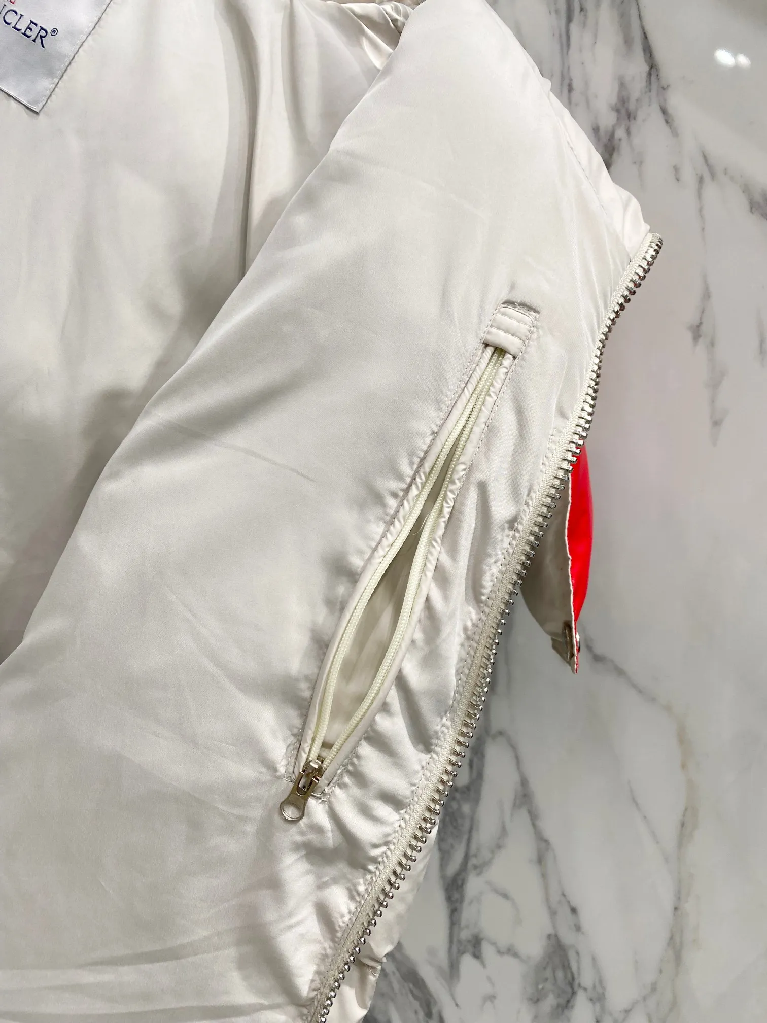 P720 Moncler｜Moncler Moncler 2025 Autumn and Winter New Down Jacket Couple Style White and Red Popular Down Jacket ▪️Filling The filling is the new national standard 80 pure white duck down! 700 fill power! Huge fluffy! Easily survive the winter in one piece in the north! Four layers of 400D film-coated bile cloth on the front and back! Rest assured that after washing and wearing it for several years, the lint will not get lost!  ▪️Hardware accessories, original disassembly, mold opening and custom-made four-button buckles, zipper pullers, all with the same LOGO and engraving as the original! Tags, hanging beads, washing, stickers, all original details restored! Really high quality!  Color: Beige Size: M L XL