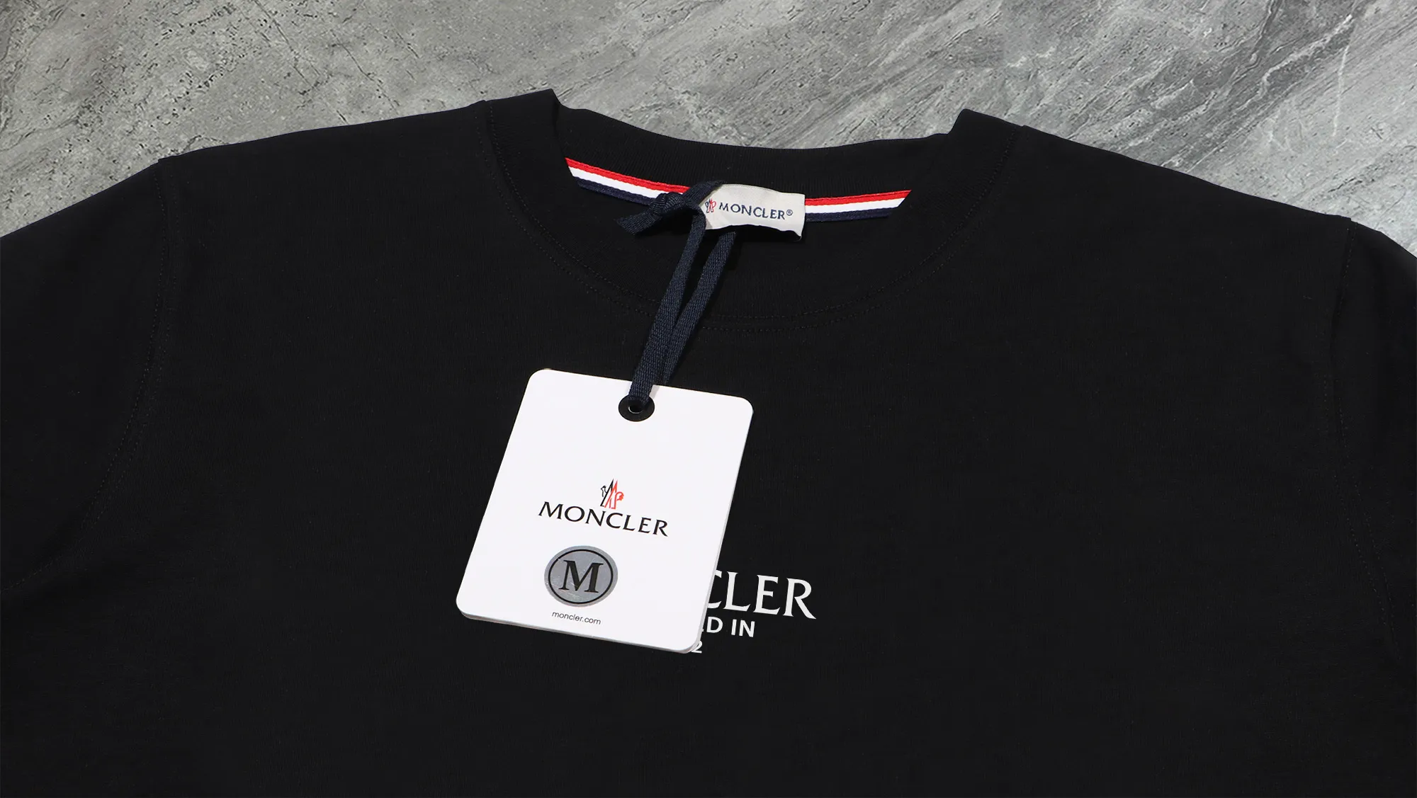 P140 💰Upgraded version "Mobile phone smart sensor ~ NFC chip armband ~ direct access to the official website for anti-counterfeiting" "Moncler ~ Mouth Mouth" 2025 new high-quality round neck short-sleeved T-shirt. The cuffs have imported embroidered labels. Customized dyeing, very comfortable to touch. Super versatile and good-looking short-sleeved. Complete with three labels. Non-market ordinary version. Feel free to compare. Quality is absolutely guaranteed! ‼ First of all, this original fabric is all custom-woven with 32-count double yarn fabric, 250G, and the weight is the same‼ Fine workmanship, double waistcoat method, double waistcoat method, double waistcoat method makes the whole dress more three-dimensional, which is not a craft that ordinary T-shirts can achieve🤪 Size: S-M-L-XL-2XL Color: black, white, apricot, same style for men and women