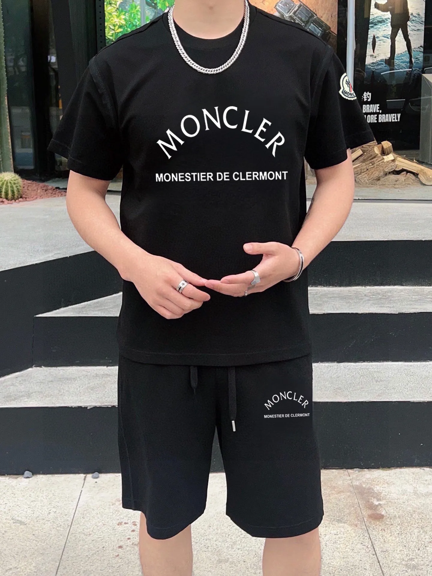 P280 Brand【MONCLER】2025 new men's short-sleeved shorts suit! Synchronous sales on the official website! High-end version on the market! It feels delicate and soft! Make you more comfortable to wear! The draped silhouette is awesome! Size: M-5XL (please state your height and weight when placing an order)