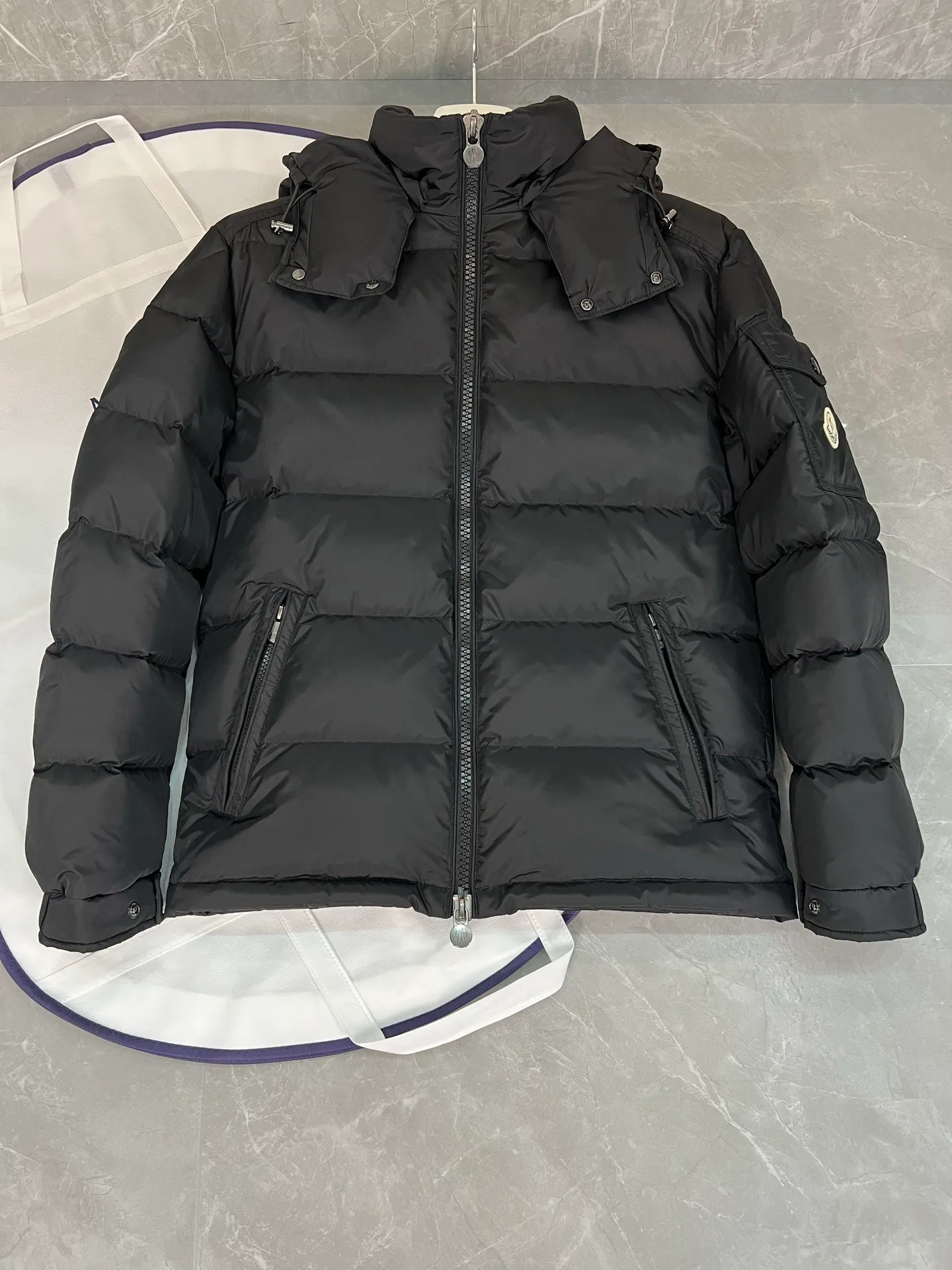 P800 (Maya hooded) Moncler's classic item, the style is highly recognizable. Made of lacquered nylon and available in a variety of colors, it's a stylish piece for casual commuting. The epitome of Moncler style. A classic cropped design that transcends seasons and styles, it features a statement silhouette, removable hood and adjustable hem. The cuffs are embellished with classic patch pockets, showing off the brand’s signature!