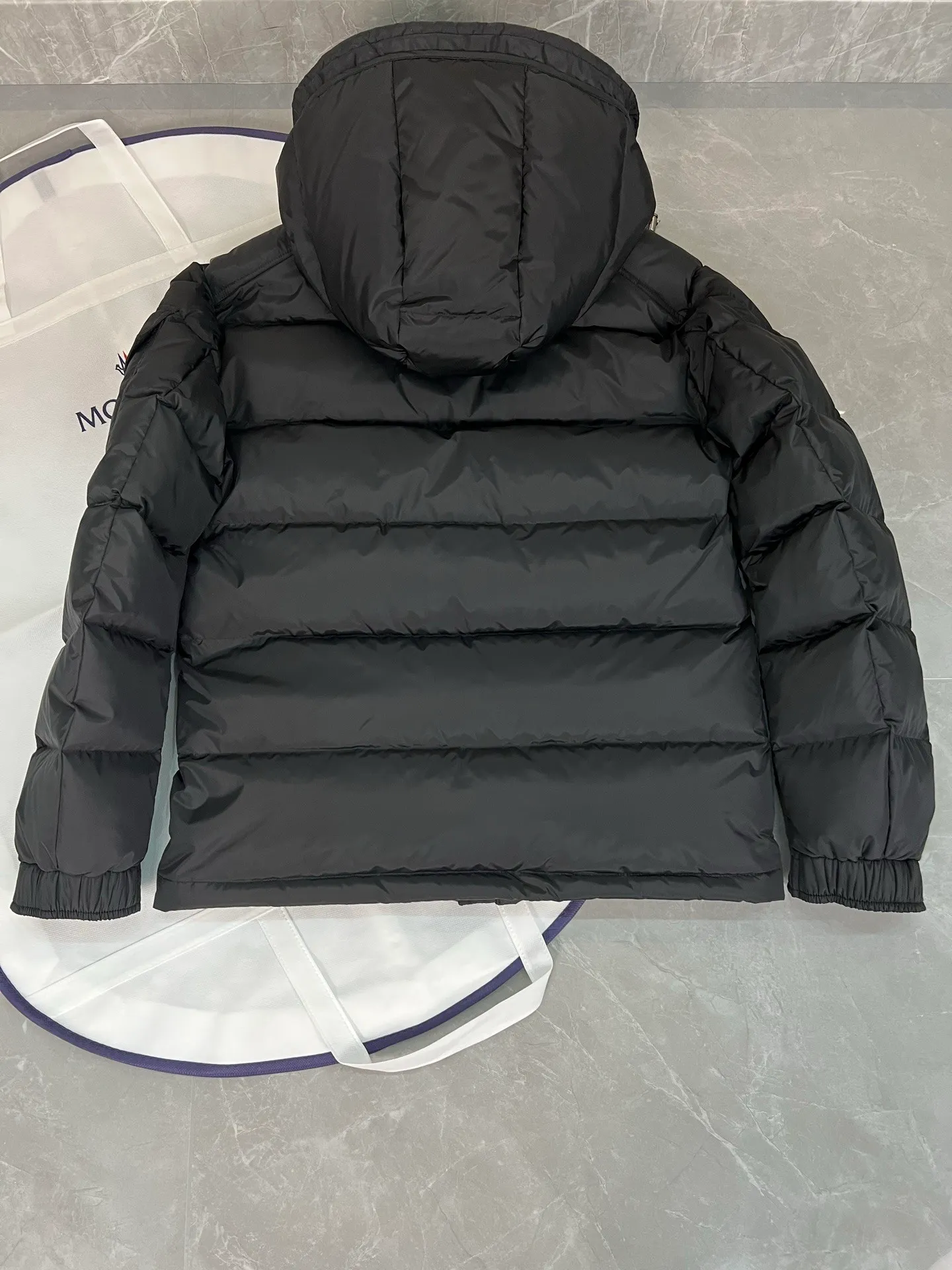 P800 (Maya hooded) Moncler's classic item, the style is highly recognizable. Made of lacquered nylon and available in a variety of colors, it's a stylish piece for casual commuting. The epitome of Moncler style. A classic cropped design that transcends seasons and styles, it features a statement silhouette, removable hood and adjustable hem. The cuffs are embellished with classic patch pockets, showing off the brand’s signature!