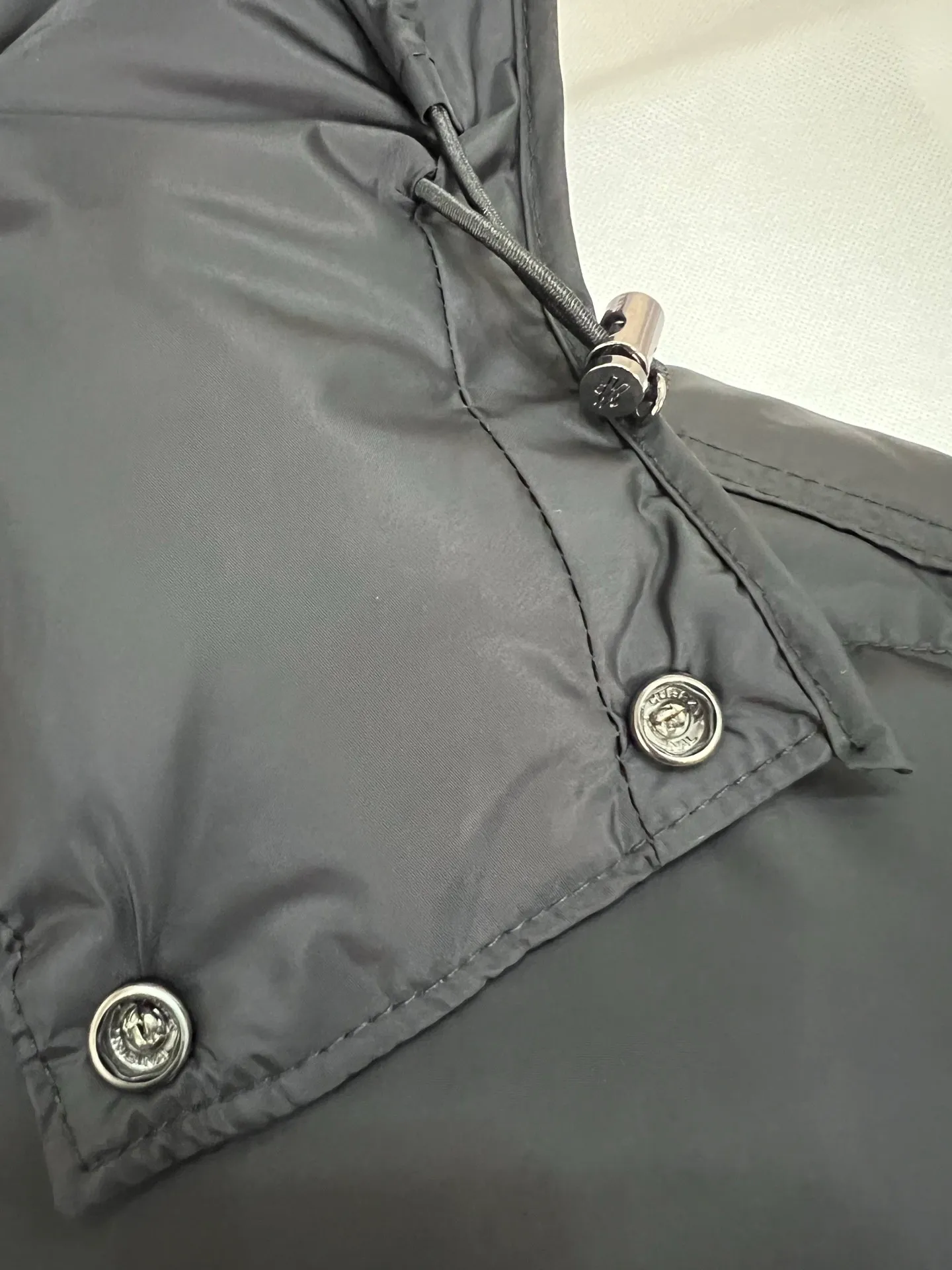 P800 (Maya hooded) Moncler's classic item, the style is highly recognizable. Made of lacquered nylon and available in a variety of colors, it's a stylish piece for casual commuting. The epitome of Moncler style. A classic cropped design that transcends seasons and styles, it features a statement silhouette, removable hood and adjustable hem. The cuffs are embellished with classic patch pockets, showing off the brand’s signature!