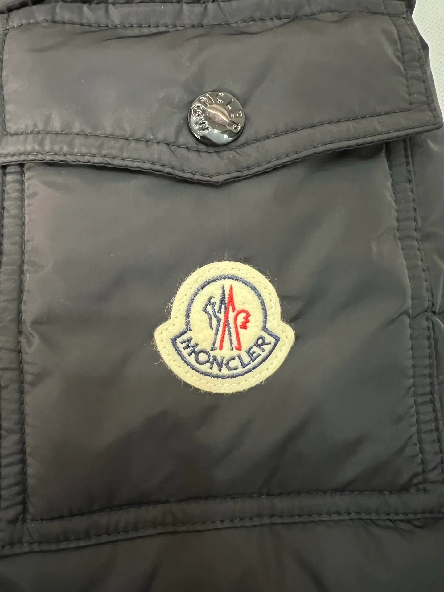 P800 (Maya hooded) Moncler's classic item, the style is highly recognizable. Made of lacquered nylon and available in a variety of colors, it's a stylish piece for casual commuting. The epitome of Moncler style. A classic cropped design that transcends seasons and styles, it features a statement silhouette, removable hood and adjustable hem. The cuffs are embellished with classic patch pockets, showing off the brand’s signature!