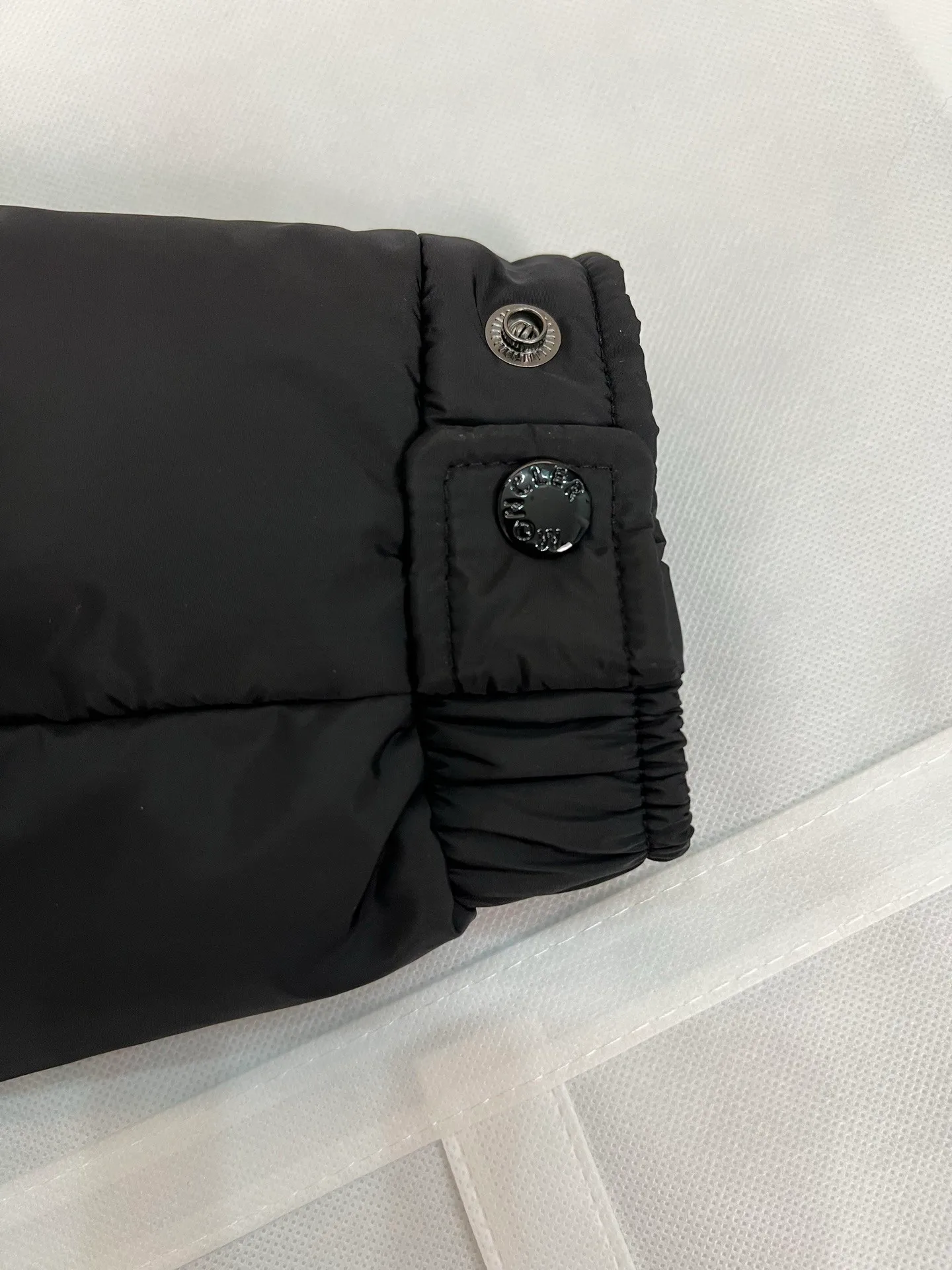 P800 (Maya hooded) Moncler's classic item, the style is highly recognizable. Made of lacquered nylon and available in a variety of colors, it's a stylish piece for casual commuting. The epitome of Moncler style. A classic cropped design that transcends seasons and styles, it features a statement silhouette, removable hood and adjustable hem. The cuffs are embellished with classic patch pockets, showing off the brand’s signature!