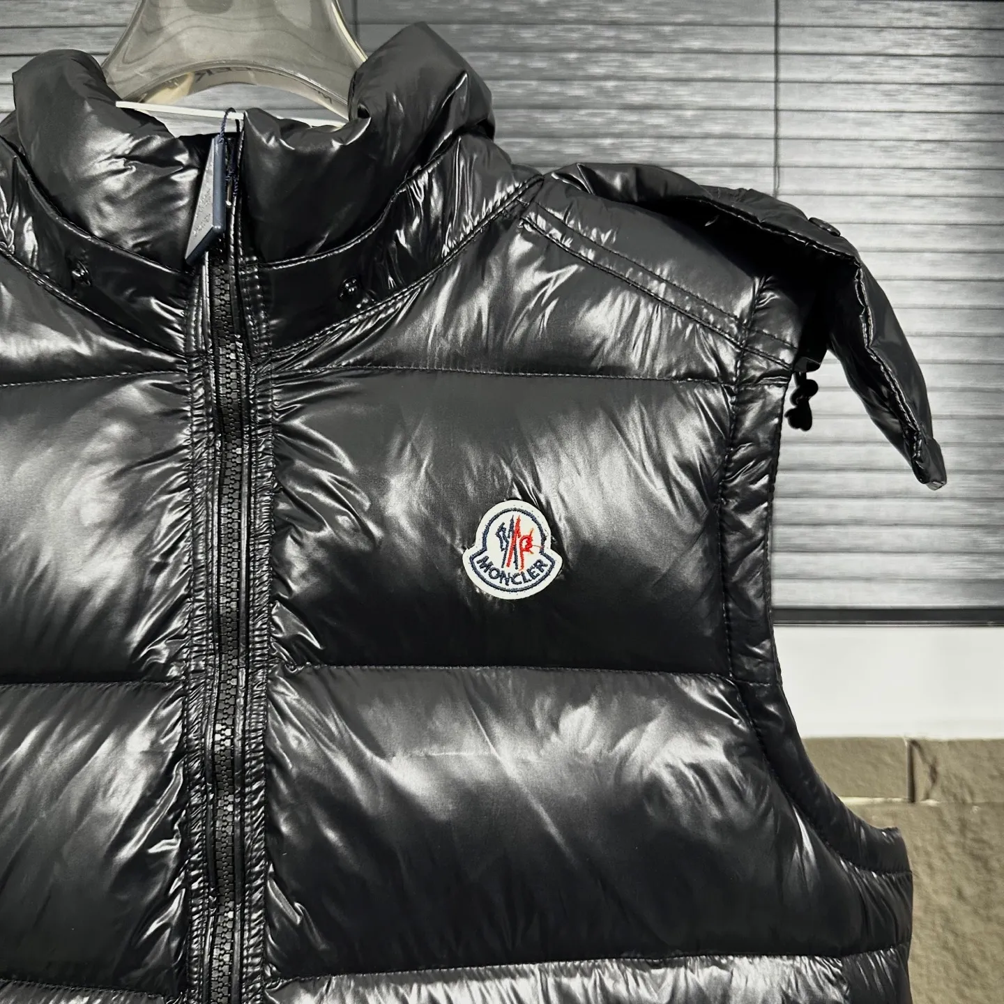 P400 Top real shot, differentiated currency] 𝗠𝗼𝗻𝗰𝗲𝗿/Mask Down Vest Model No.: TT120 The Maya/Maya Down Vest, a collection from the Moncler Archives that has been awaited for a year, maya down vest is made of iconic shiny lacquered nylon, with high-performance details to provide warmth and protection. This Moncler classic piece is equipped with a detachable hood to enhance the protective performance of the overall design. •NFC chip anti-counterfeiting •Made of lacquered nylon •Painted nylon •Filled with down •Detachable hood •Zipper closure •Outer pocket with zipper closure •Elastic drawstring at the hem The detachable hood gives this down vest more matching options. Toray glossy outer material is provided by customers. 15D nylon fabric/lining is of the highest standard. The fabric feels smooth and has a very textured feel. The entire down jacket has four layers of fabric in total, and the two inner layers are made of the best 400D liner cloth and woolen! It is filled with imported European standard 90% white duck down, with high fluffiness, high gram weight and down content. The feel is excellent in all aspects. You can hardly feel the hair stalks, and you don’t have to worry about the velvet problem. It can effectively lock in and collect heat. You can feel its plump state by looking at the real photos. It is quite light on the upper body and does not feel bloated at all. Double zipper pockets on both sides, No. 5 resin zipper closure method; soft and not stuck; there is no problem in putting a mobile phone card holder! The resin zipper blocks the wind; it blocks the cold wind in the cold winter! Original durable accessories and hardware ~ all made to order! It shows the aura of big brands everywhere, highlights the high-end style and quality, is simple and elegant, and looks good no matter how you wear it. Mengkou has been focusing on production for 8 years. The perfect combination of every link ensures the smoothness of each piece of clothing. It is the Rolls-Royce of down jackets~ Color: Black Size: 1-2-3-4-5