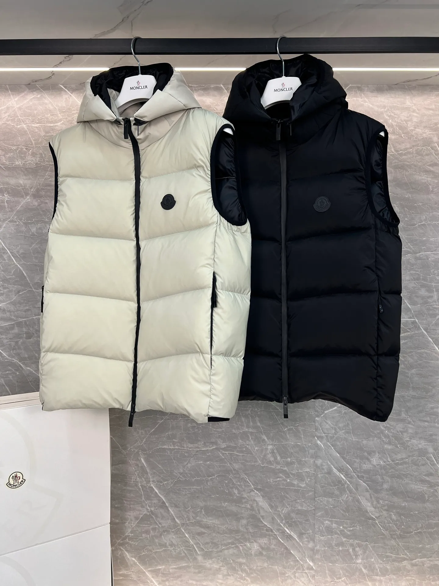 P700 Moncler Mouth Mouth 2025 Guersac Men's Model Can be made into couple's version Twill quilted hooded down vest with detachable hood You can use "genderless outfit" and "one outfit for multiple wear" as the starting point to emphasize that this vest can not only match formal and casual wear, but can also be worn as a couple's outfit. The unique diagonal quilting process + three-dimensional fluffy filling breaks the dullness of traditional down and easily enhances the layering of the look! The detachable hood design allows you to switch styles at will. Wearing a hood is a sporty and casual style, and removing the hood makes it neat and urban. A vest has two attitudes, and both men and women can wear it~ Recommended outfits for couples: the same style but different colors, a tacit sense of CP will directly fill you up! Color: black beige Size: 1-2-3-4-5