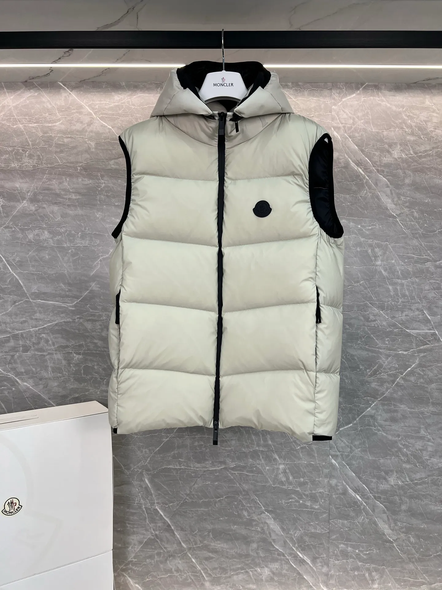 P700 Moncler Mouth Mouth 2025 Guersac Men's Model Can be made into couple's version Twill quilted hooded down vest with detachable hood You can use "genderless outfit" and "one outfit for multiple wear" as the starting point to emphasize that this vest can not only match formal and casual wear, but can also be worn as a couple's outfit. The unique diagonal quilting process + three-dimensional fluffy filling breaks the dullness of traditional down and easily enhances the layering of the look! The detachable hood design allows you to switch styles at will. Wearing a hood is a sporty and casual style, and removing the hood makes it neat and urban. A vest has two attitudes, and both men and women can wear it~ Recommended outfits for couples: the same style but different colors, a tacit sense of CP will directly fill you up! Color: black beige Size: 1-2-3-4-5
