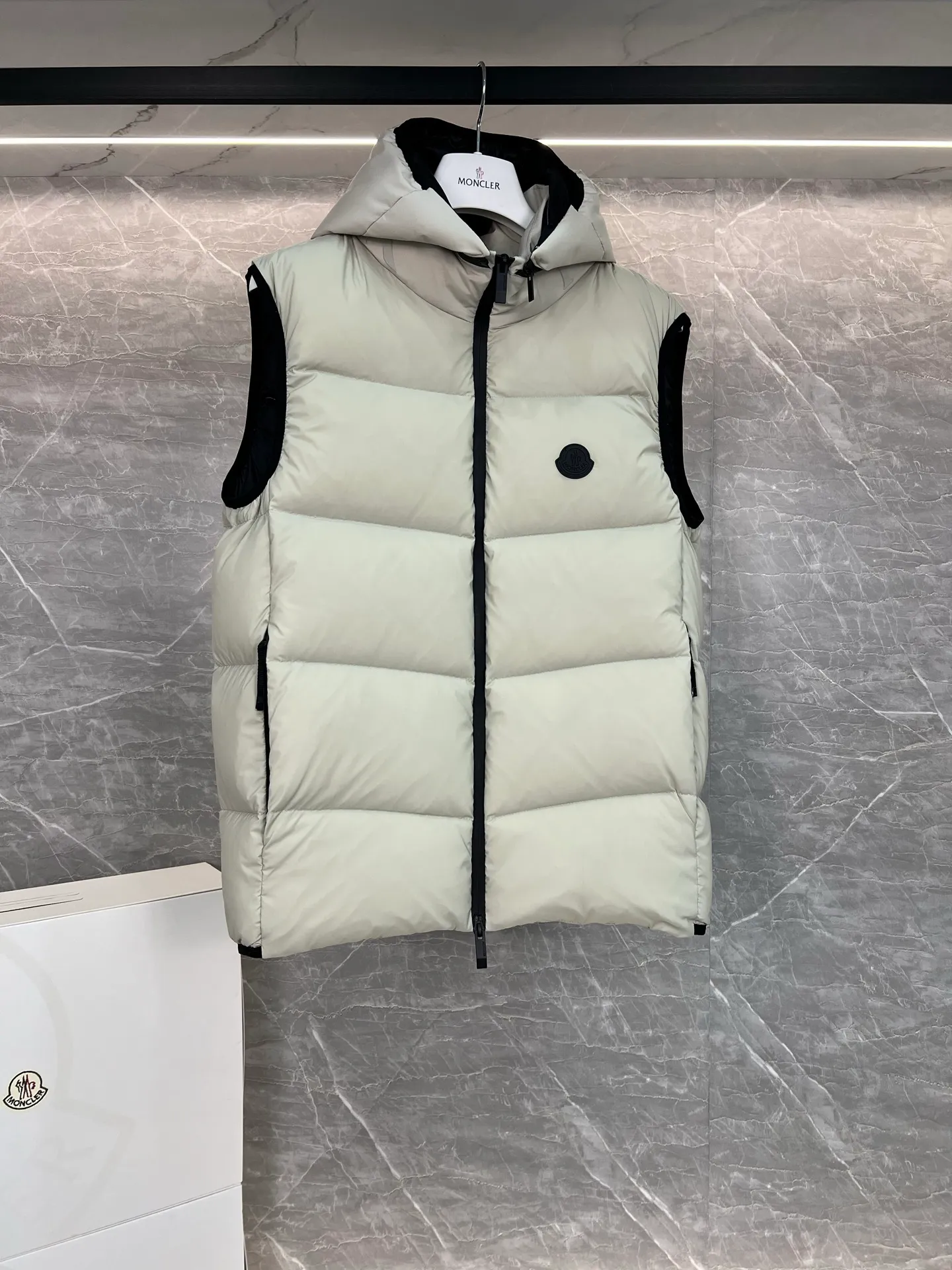 P700 Moncler Mouth Mouth 2025 Guersac Men's Model Can be made into couple's version Twill quilted hooded down vest with detachable hood You can use "genderless outfit" and "one outfit for multiple wear" as the starting point to emphasize that this vest can not only match formal and casual wear, but can also be worn as a couple's outfit. The unique diagonal quilting process + three-dimensional fluffy filling breaks the dullness of traditional down and easily enhances the layering of the look! The detachable hood design allows you to switch styles at will. Wearing a hood is a sporty and casual style, and removing the hood makes it neat and urban. A vest has two attitudes, and both men and women can wear it~ Recommended outfits for couples: the same style but different colors, a tacit sense of CP will directly fill you up! Color: black beige Size: 1-2-3-4-5